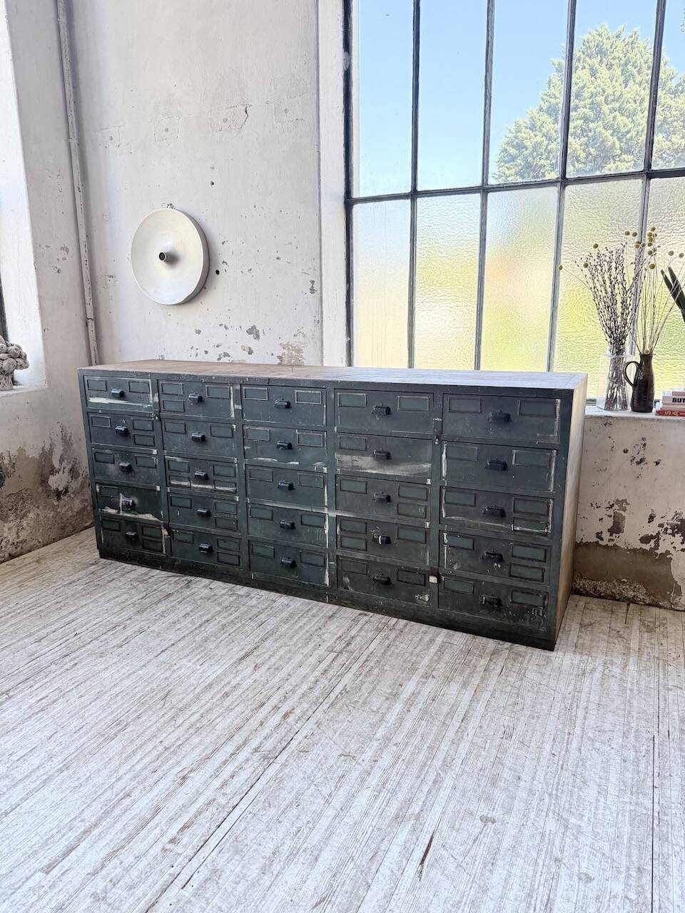 Patinated blue workshop furniture with XL drawers in oak and beech.