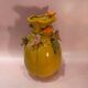 Vase jaune orné d’oiseaux