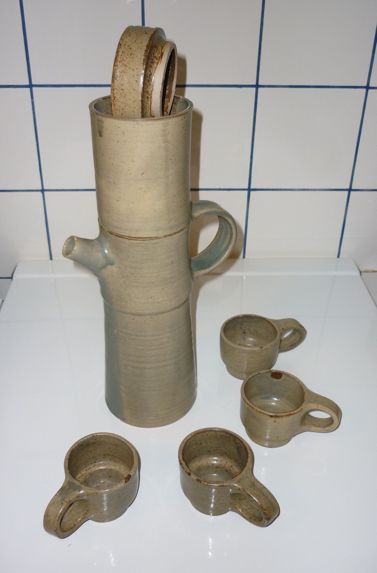 High coffee or teapot and 4 cups in sandstone
