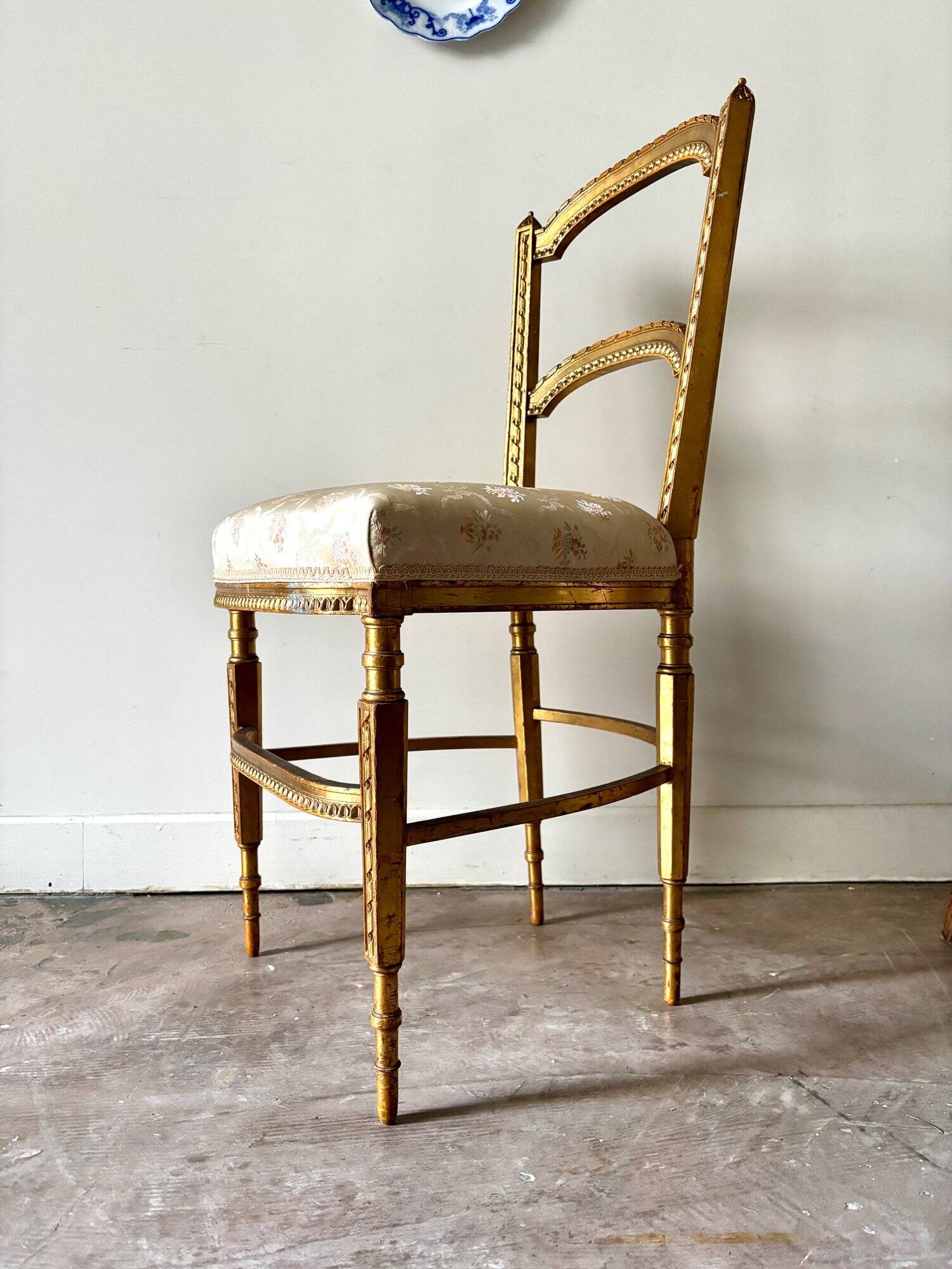 Chaise Napoléon III en bois doré et coton fleuri, XIXème siècle