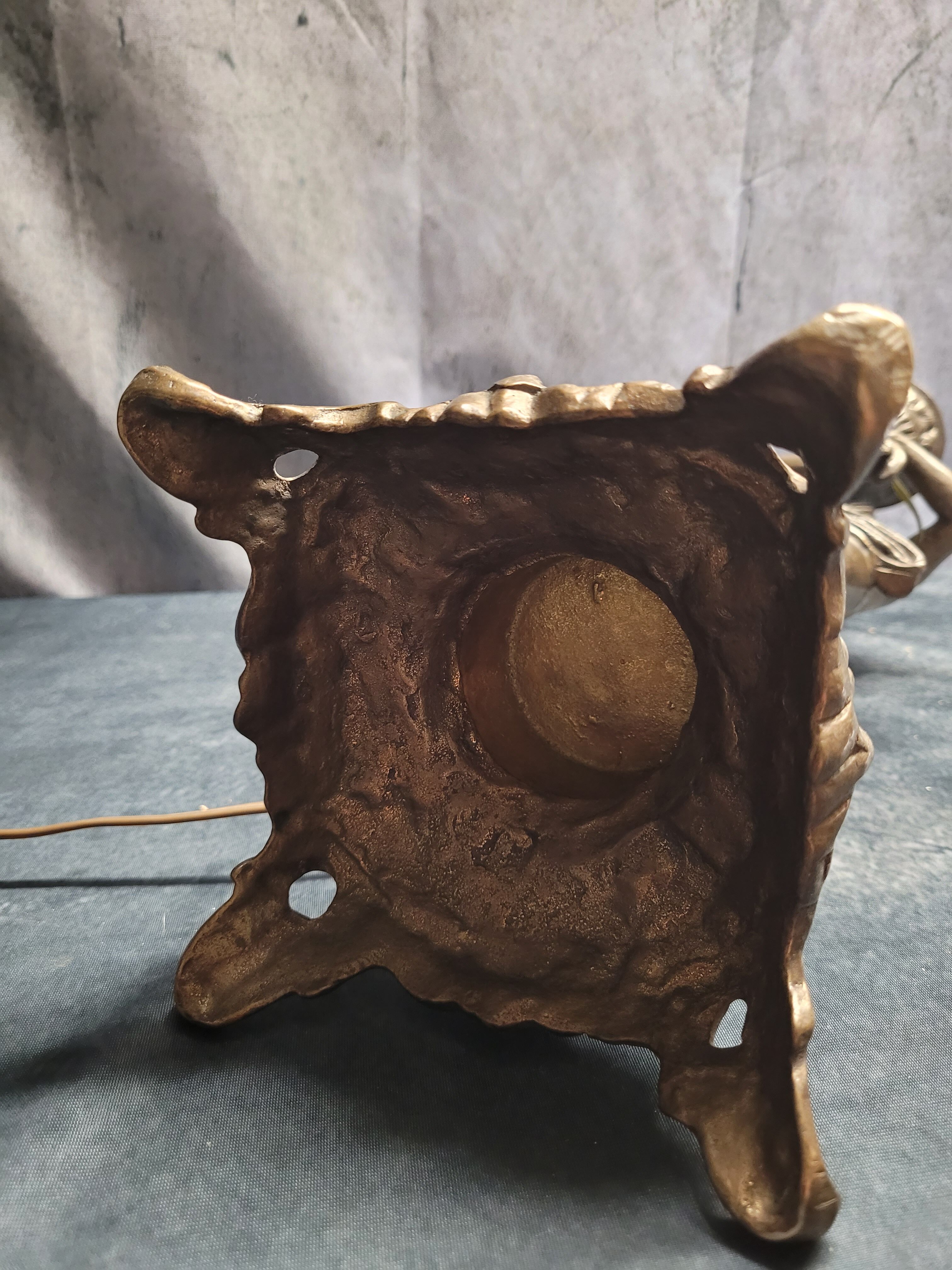 Lampe en Bronze électrifié figurant un rnfant XIXe
