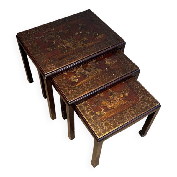 Suite de Trois Tables Gigognes Laquées à Décors Chinoisants, France vers 19