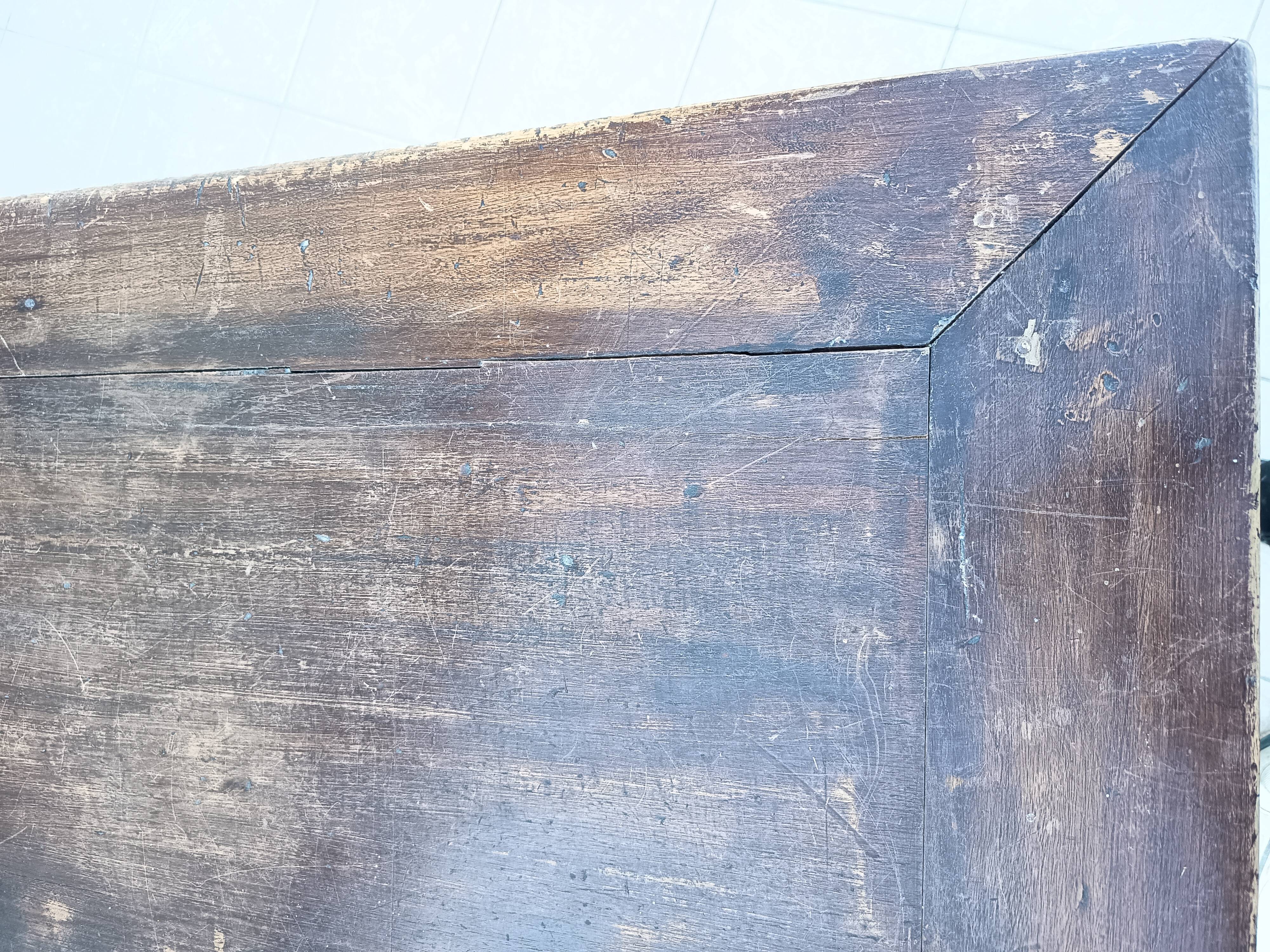 Louis XIII walnut table from the 19th century.