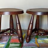 Paire de tabourets bas tripodes vintages en bois tourné