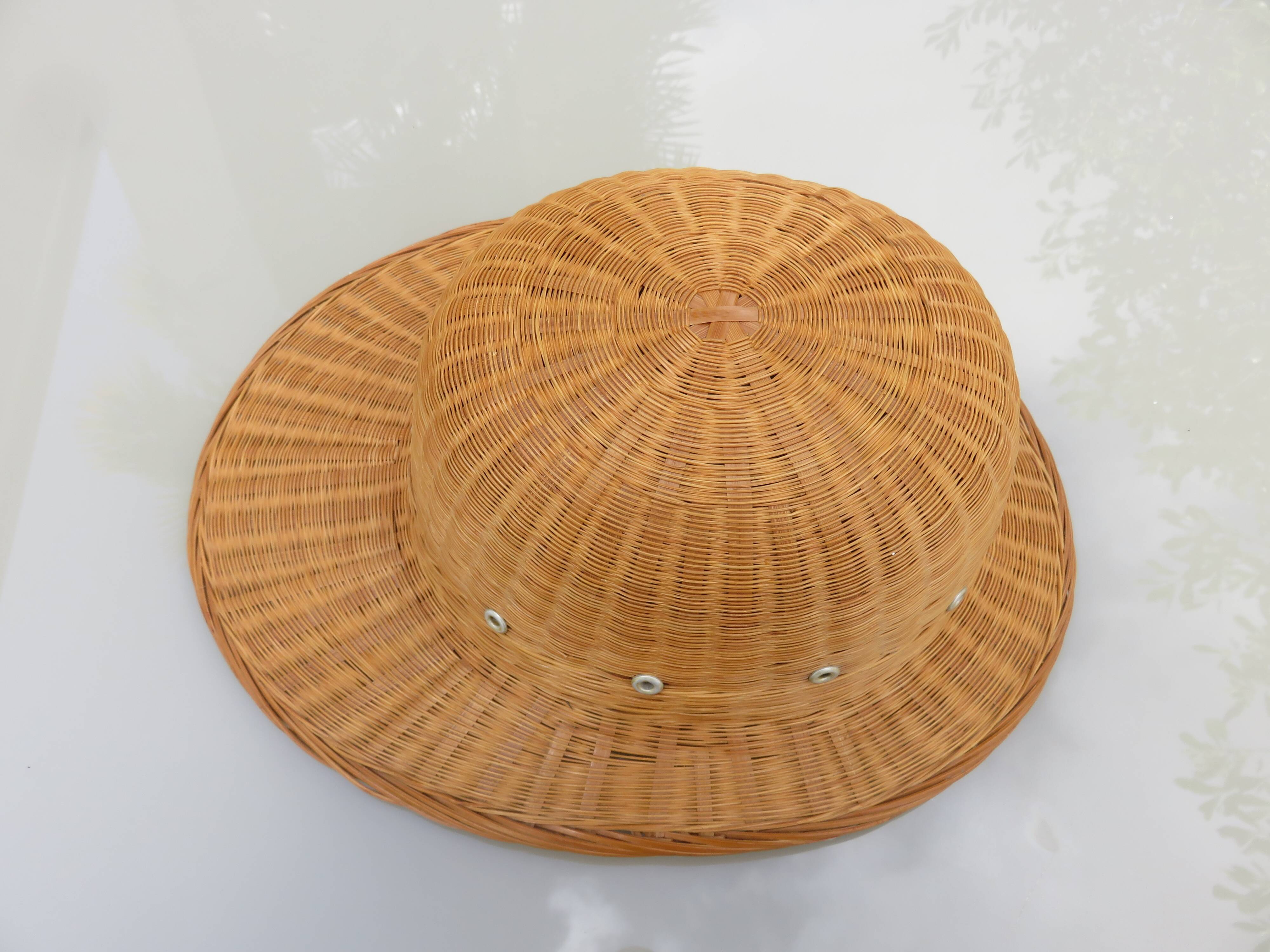 Chapeau, casque colonial, en rotin, osier, décoration murale, 1960 - 1970