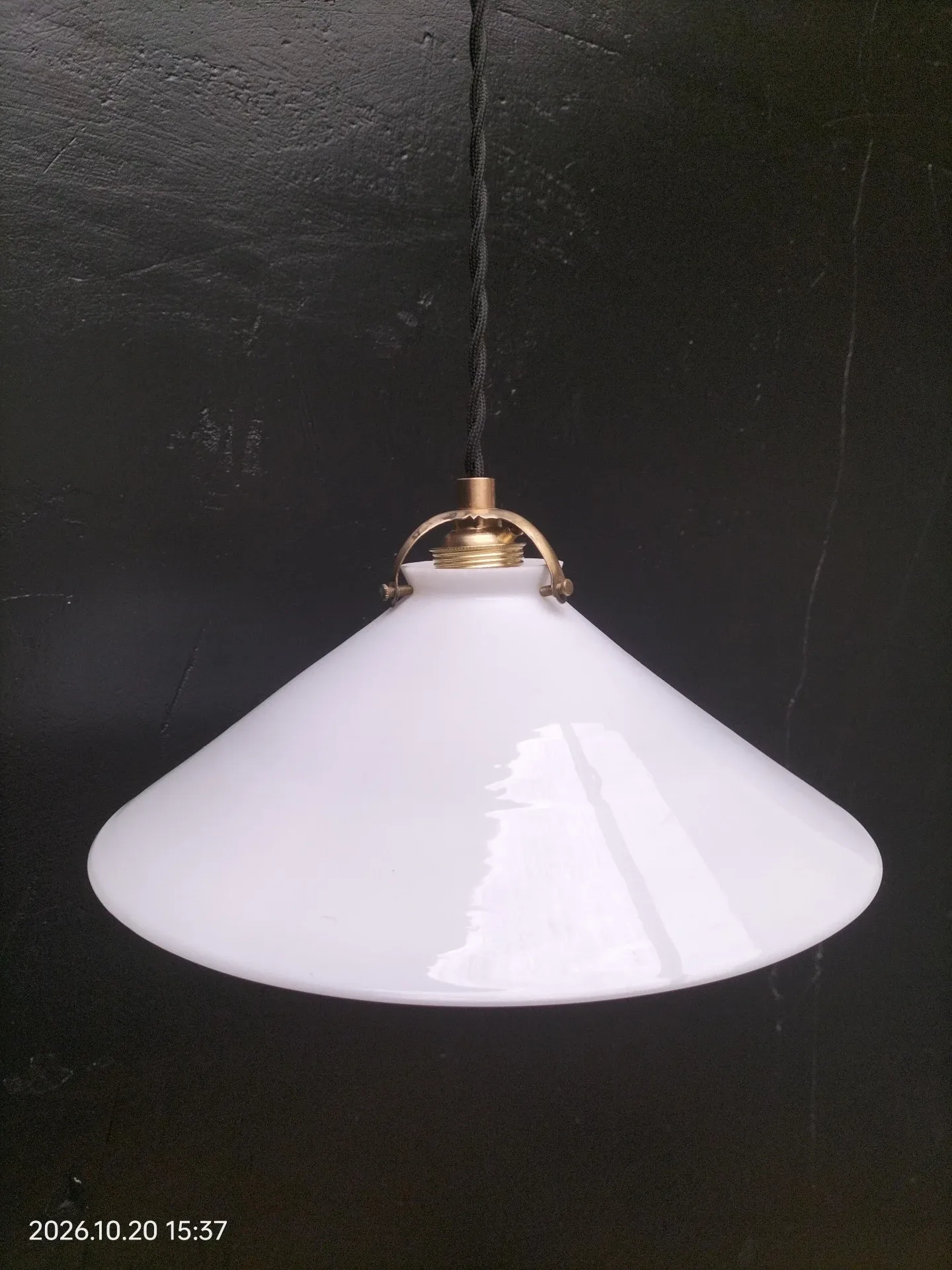 Opaline cone suspension