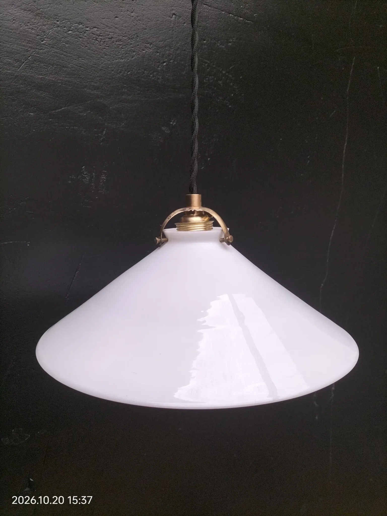 Opaline cone suspension