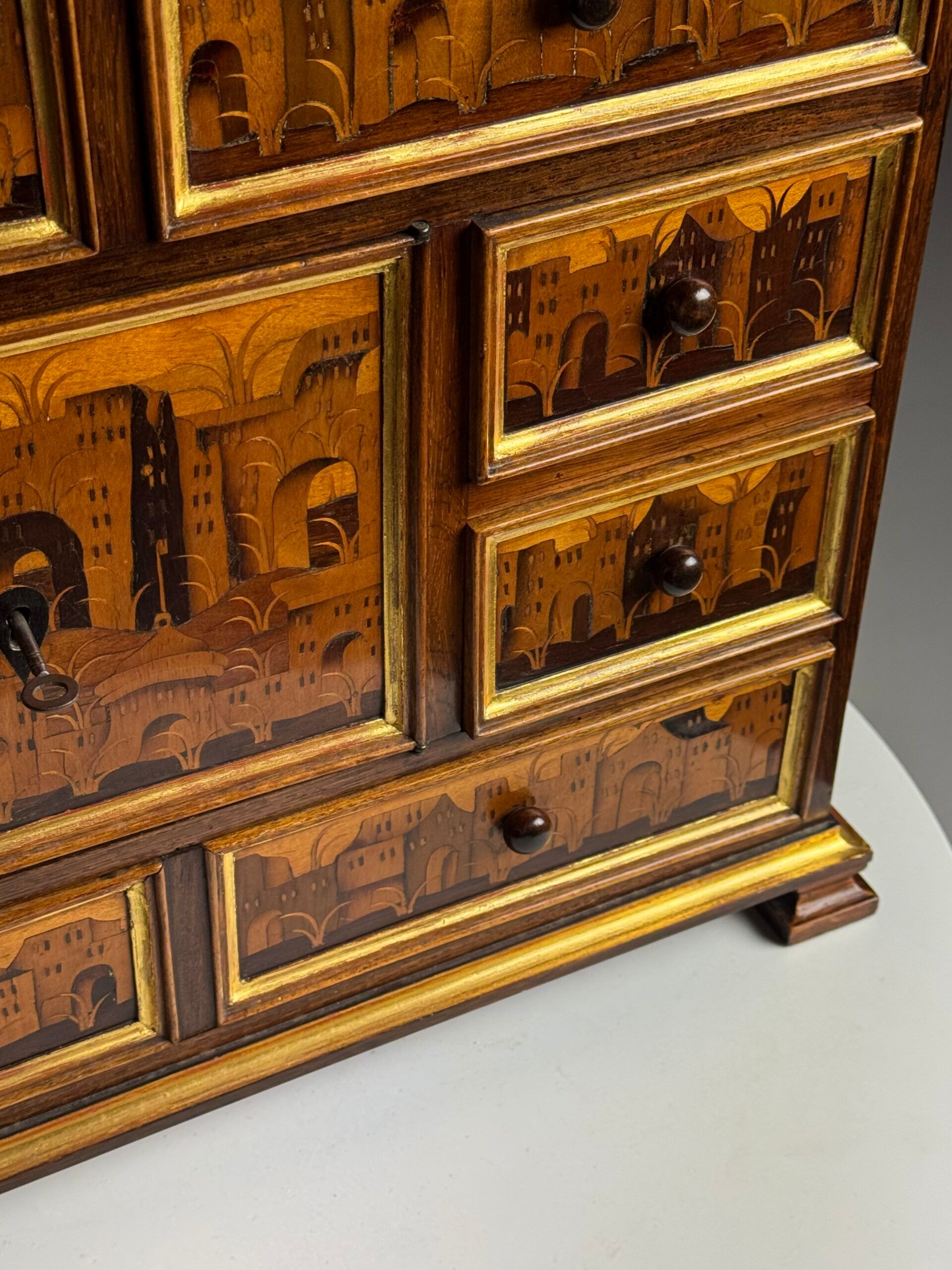 Cabinet d'art en marqueterie allemande