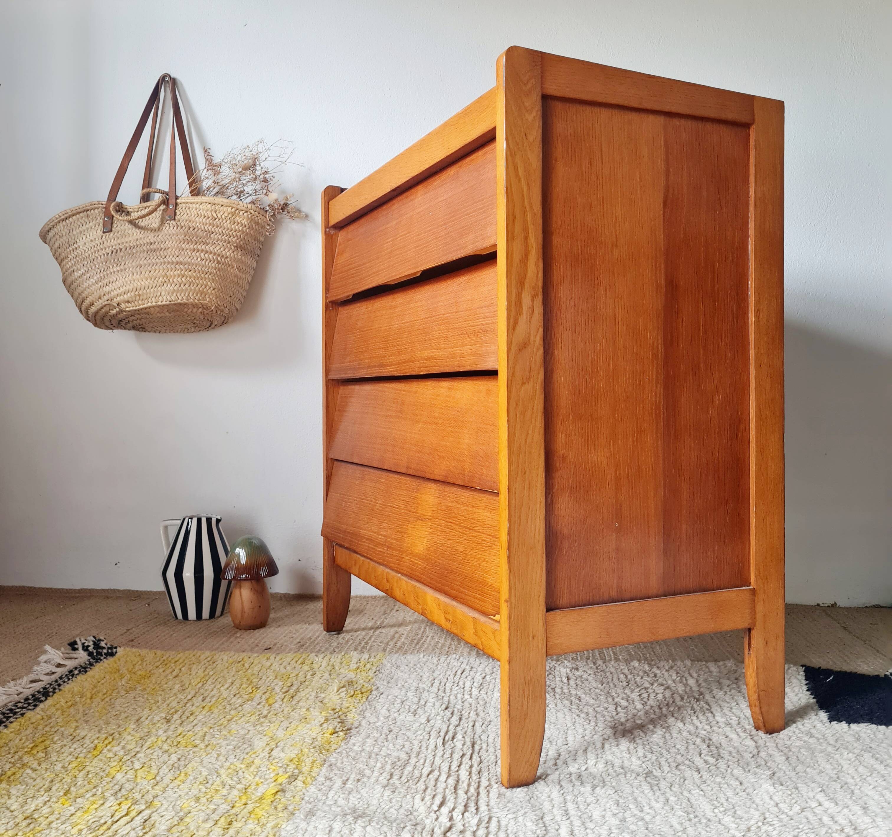 Commode vintage Mid-Century en chêne clair et tiroirs biseautés (1960)