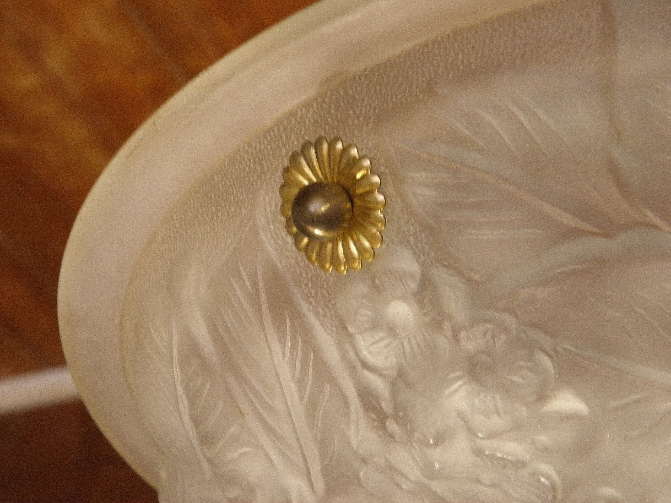 Art Deco basin suspension