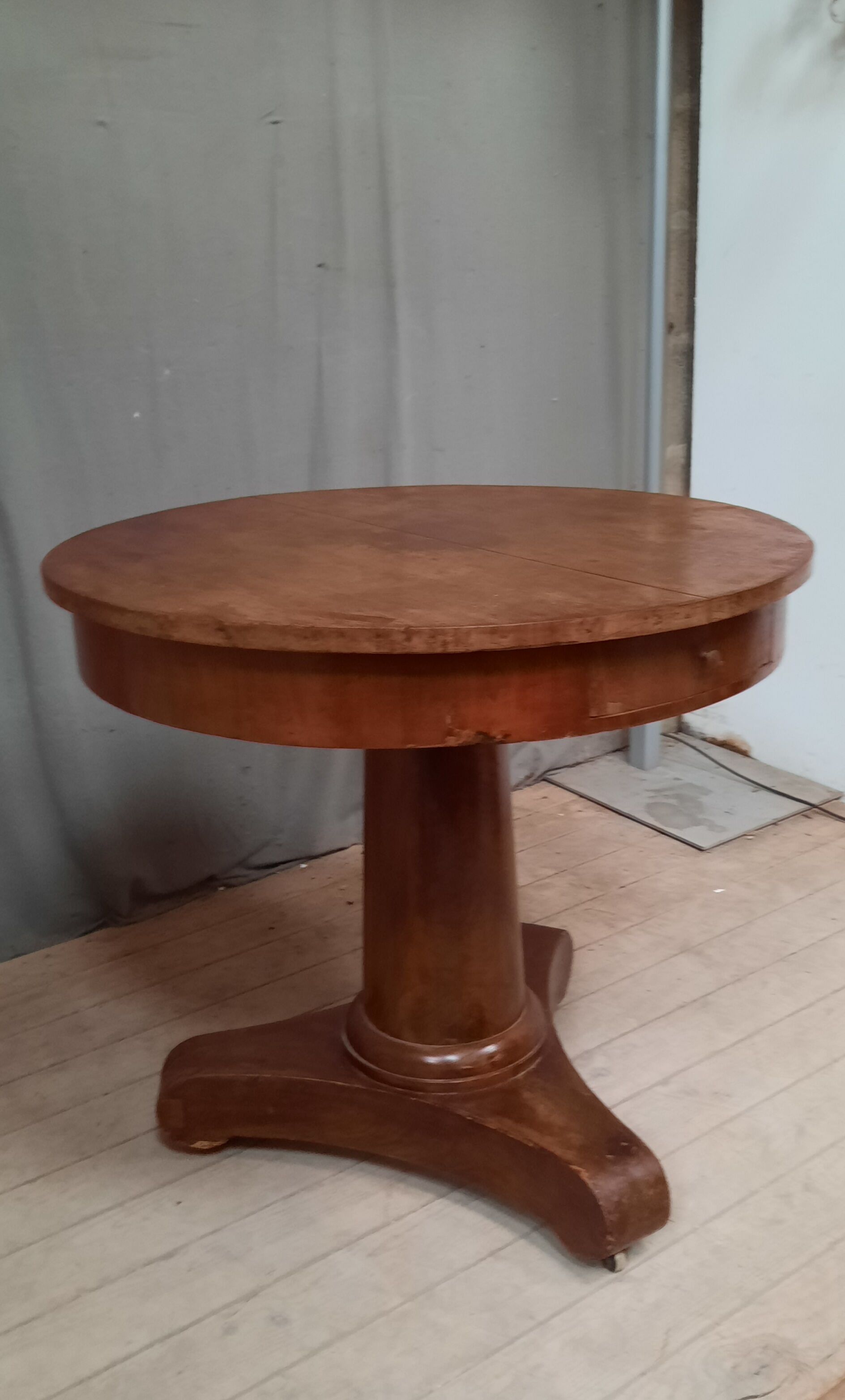 Restoration pedestal table with central barrel