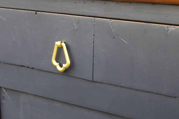 Buffet ancien en bois massif – Bleu profond & plateau bois