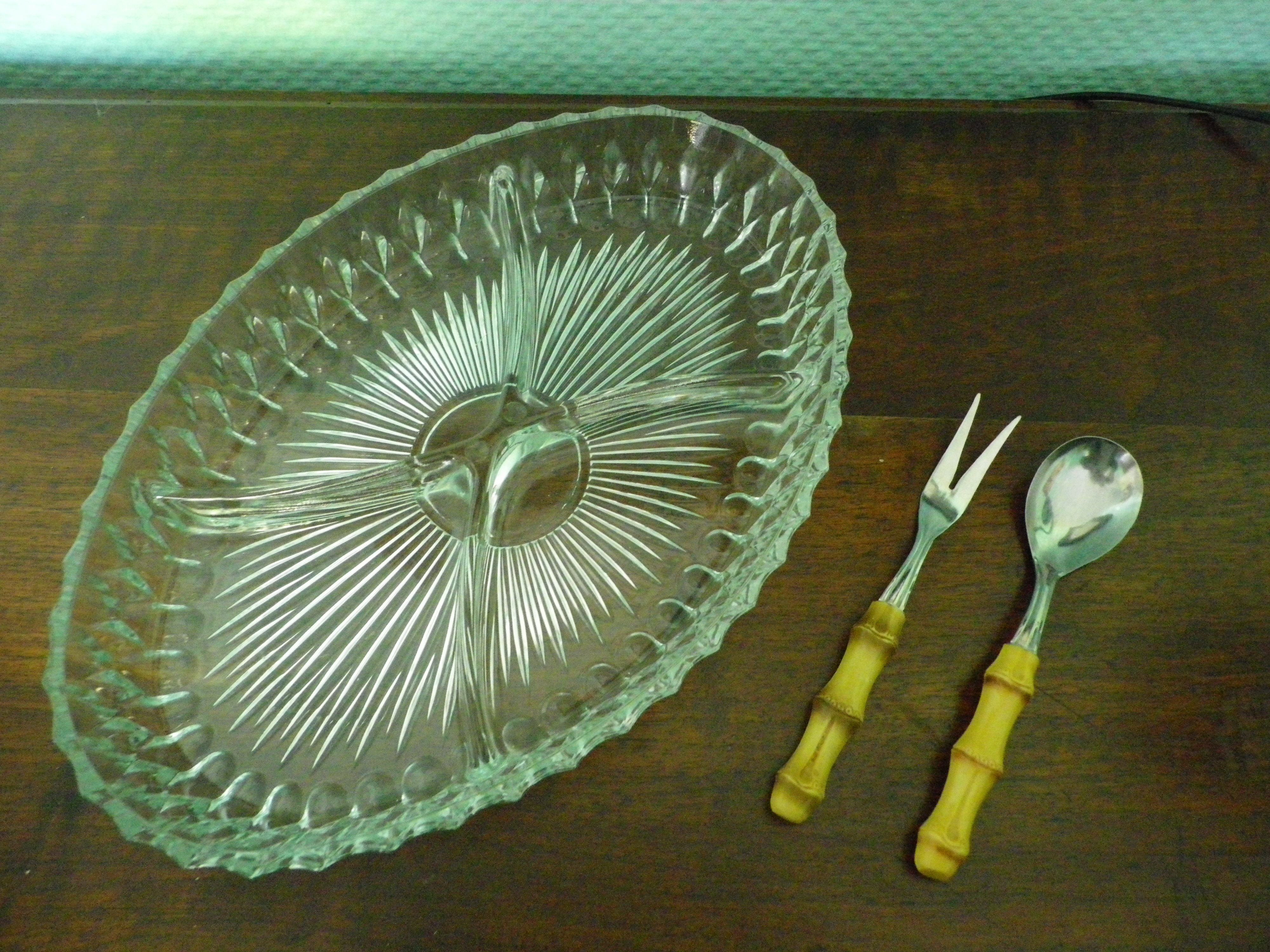 Vintage serving dish with aperitif, appetizers with its 2 serving accessories, original box