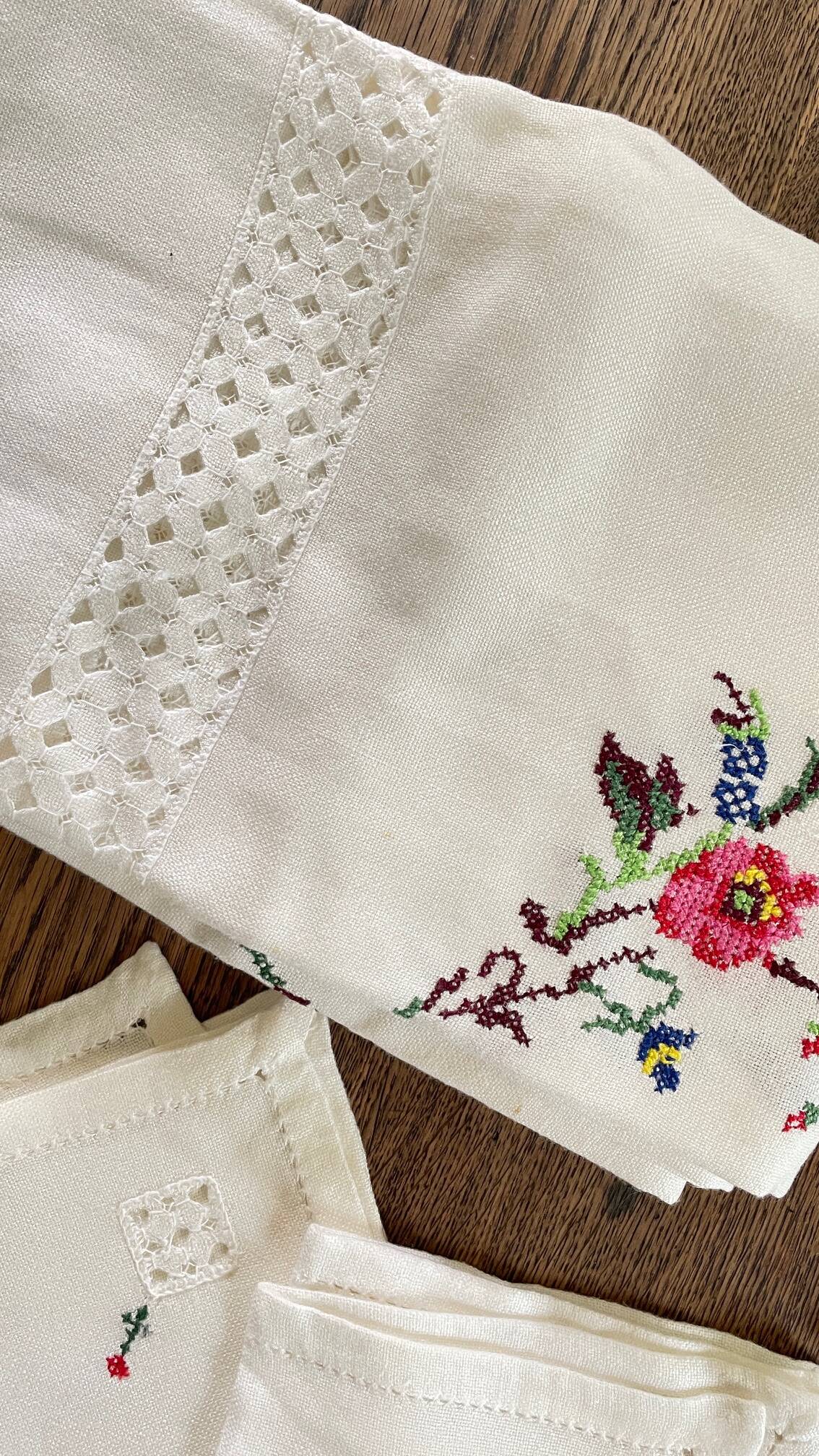 Embroidered tablecloth and 12 vintage napkins