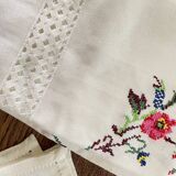 Embroidered tablecloth and 12 vintage napkins