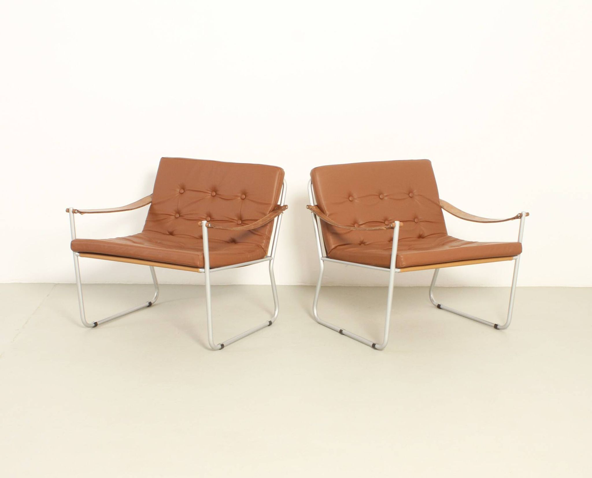 Paire de fauteuils de style safari avec accoudoirs en sangles de cuir, 1960