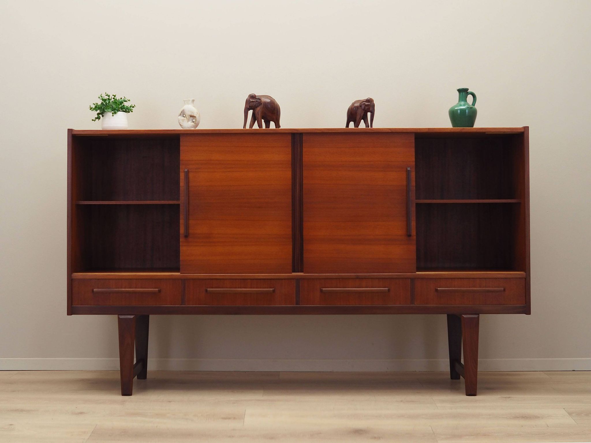 Buffet danois en teck par PMJ Viby J, années 1960