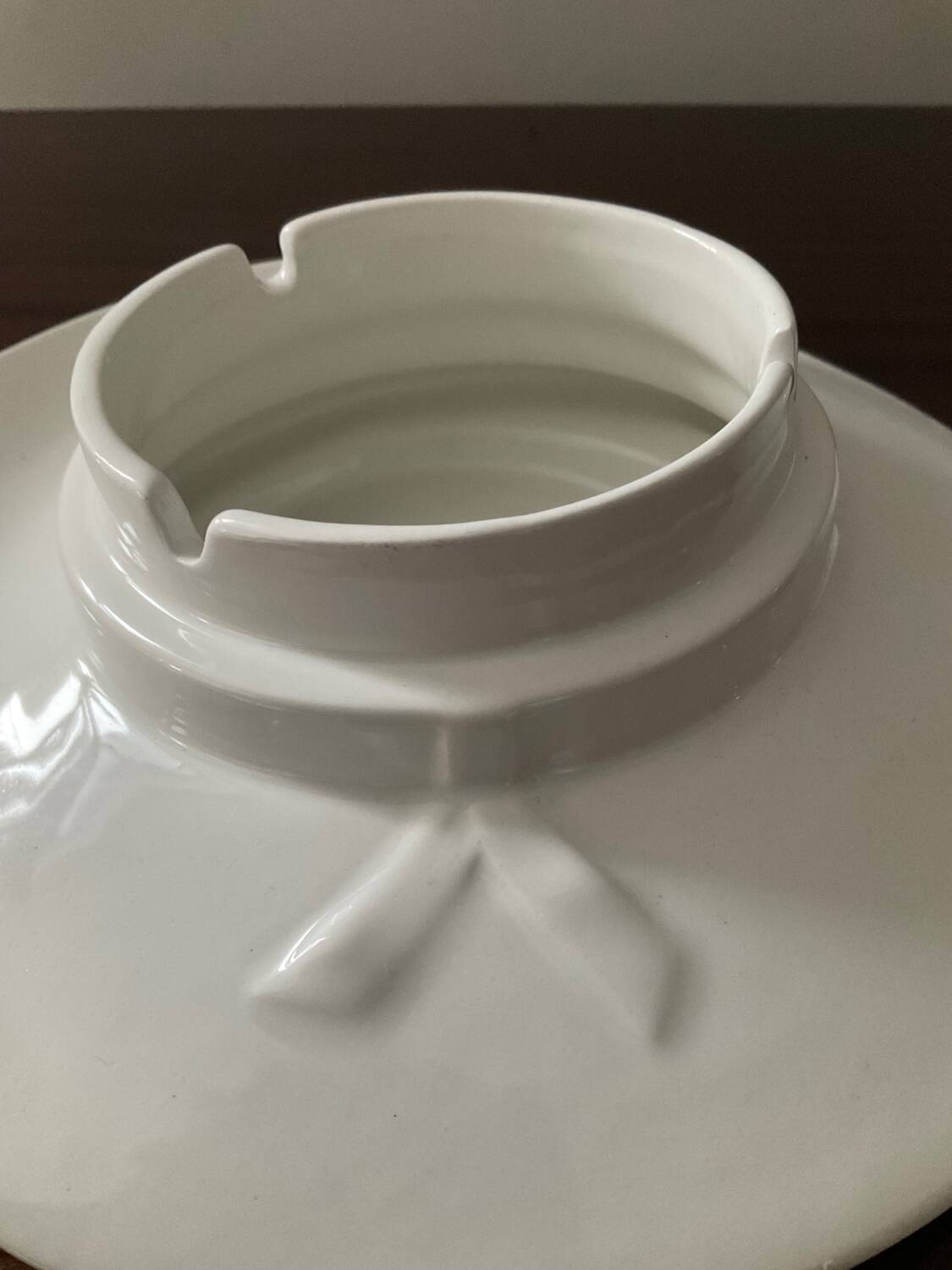 Vintage enameled porcelain hat pocket emptier