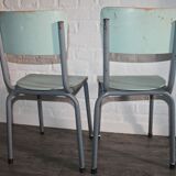 2 anciennes chaises d'école en métal et bois