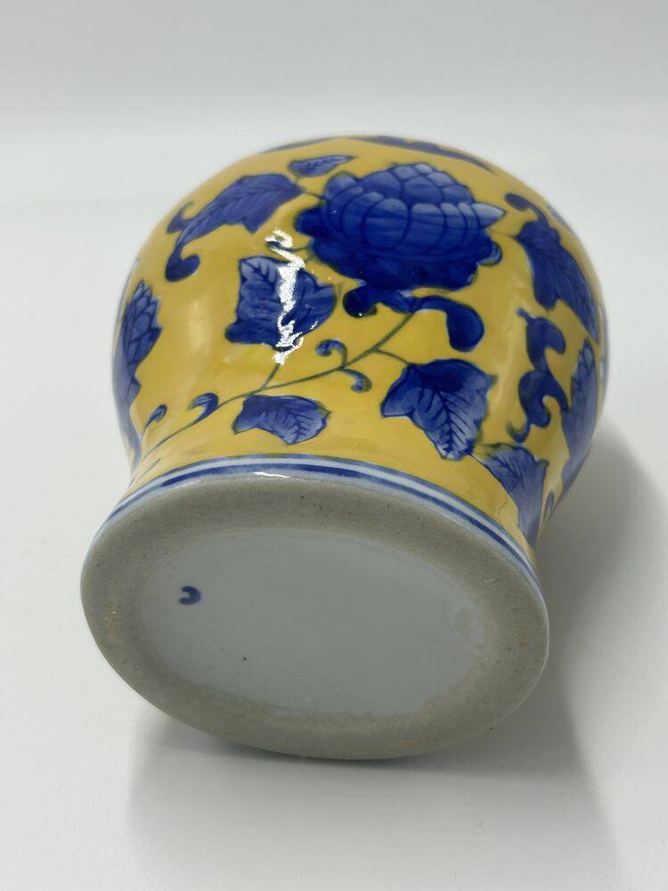 Yellow Chinese vase with blue patterns, 19th century