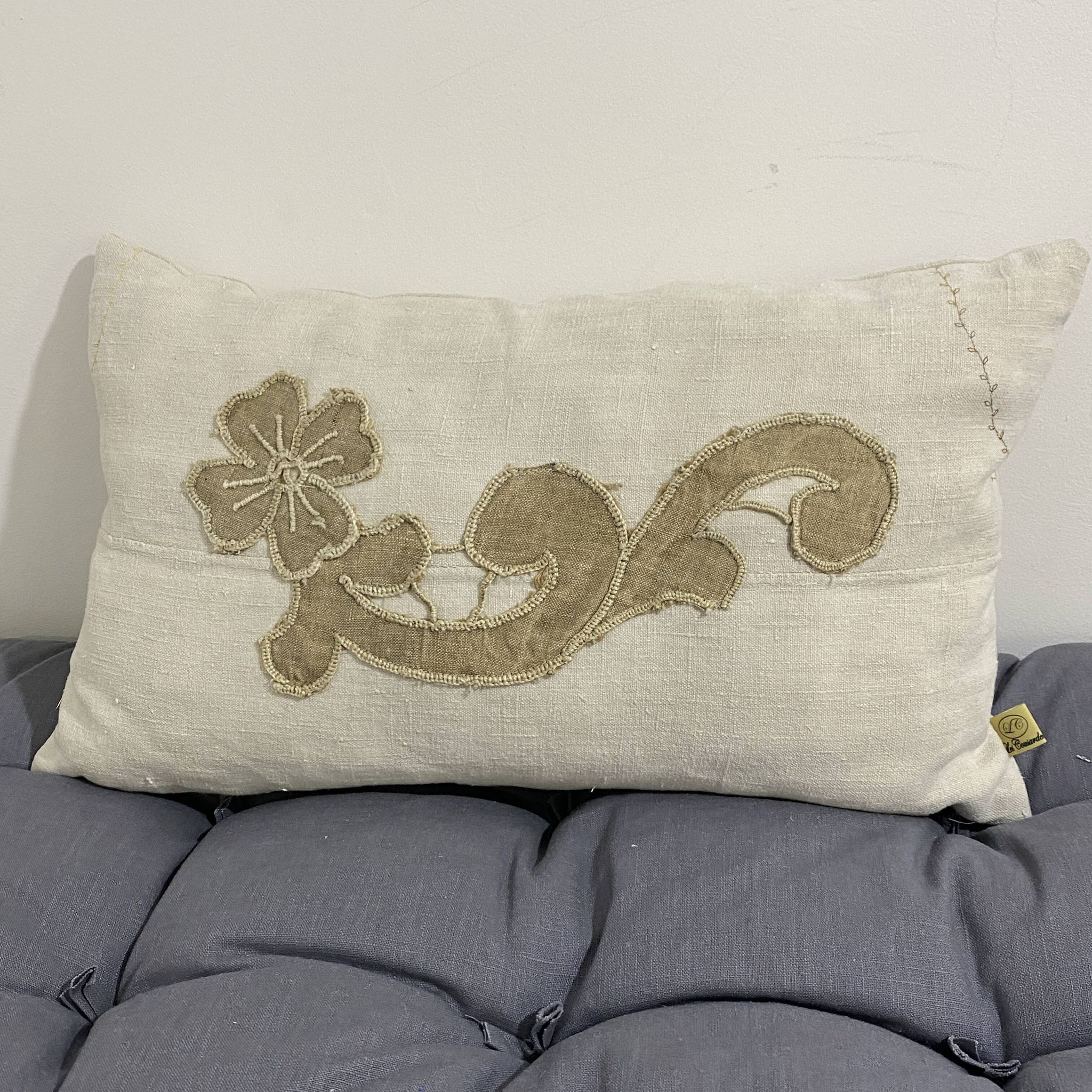 Coussin en toile ancienne avec ornement