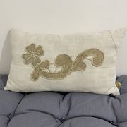 Coussin en toile ancienne avec ornement