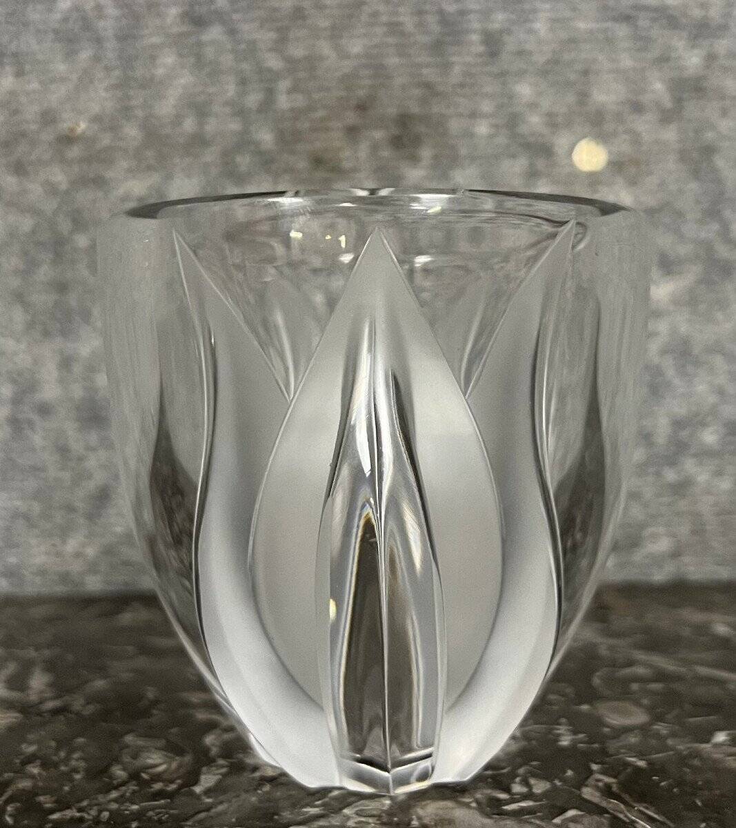 Lalique France: magnificent crystal tulip vase