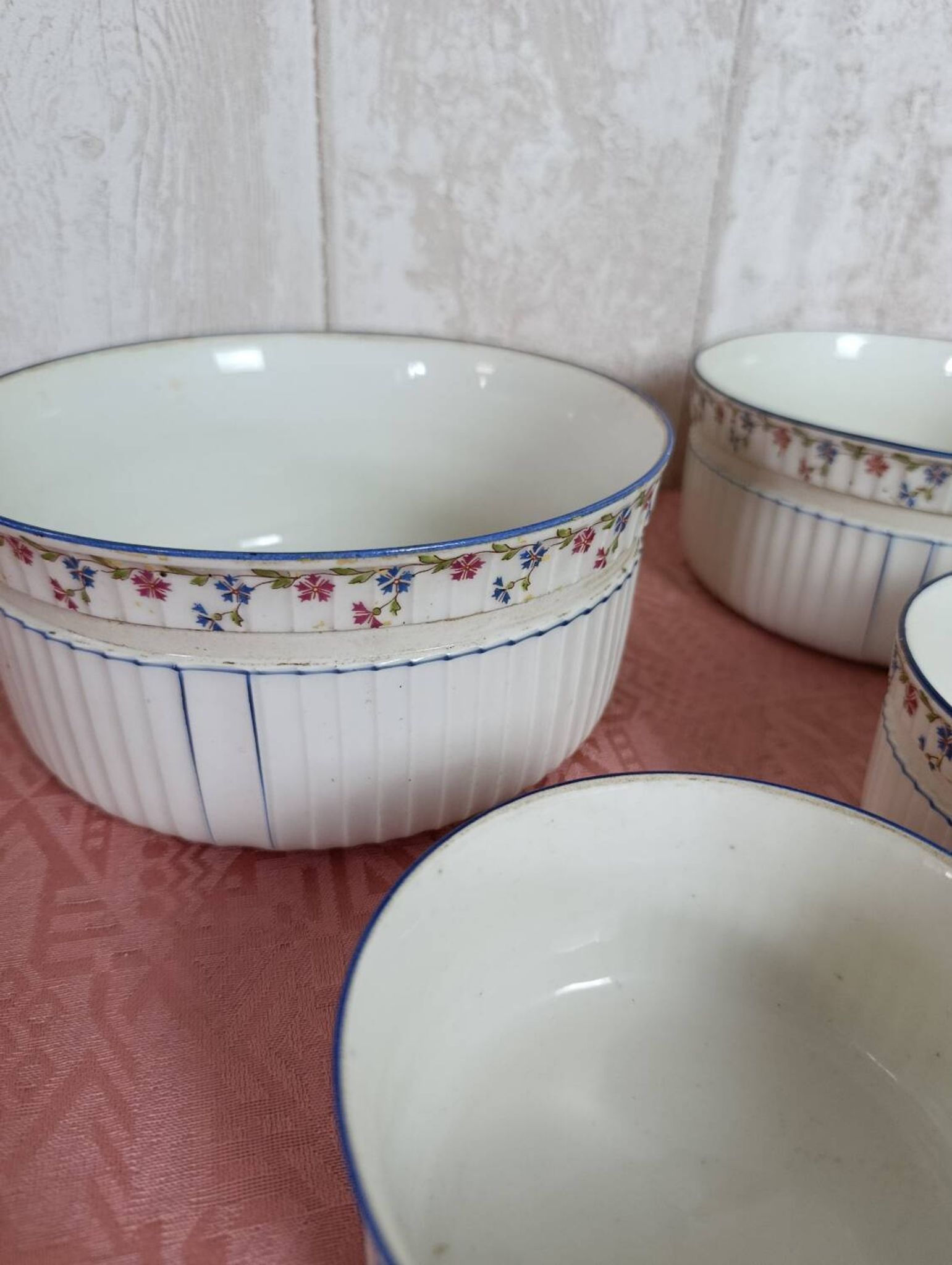 Nested salad bowls in fine decorated porcelain