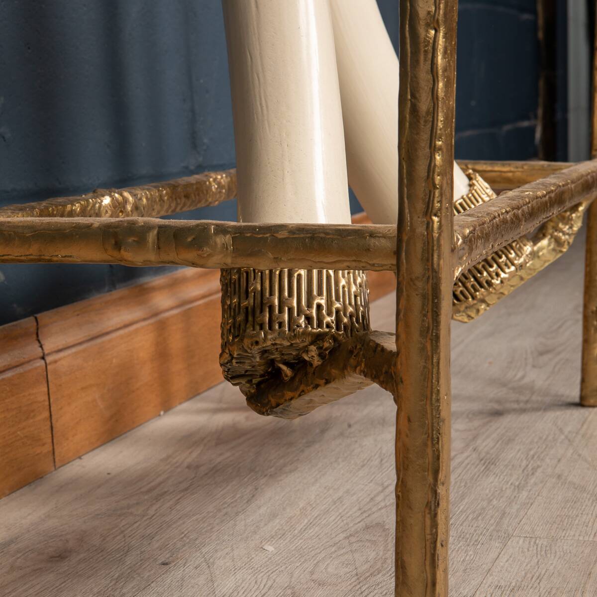 TABLE CONSOLE EN RÉSINE AVEC TUSKS FRANÇAISE INHABITUELLE DES ANNÉES 1970, HENRI FERNANDEZ c.1970