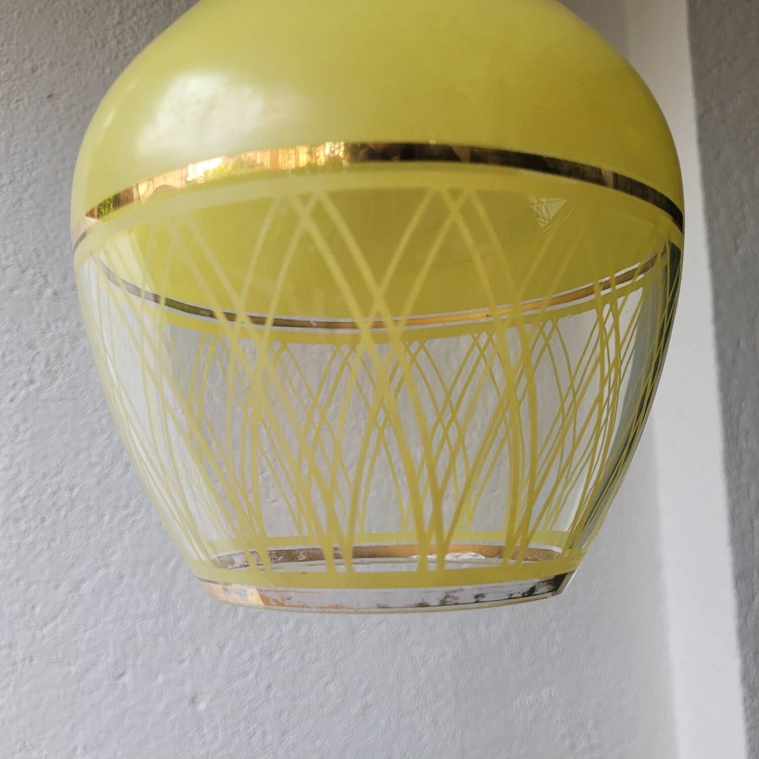 Suspension en verre opalin jaune chartreuse & décor géométrique doré