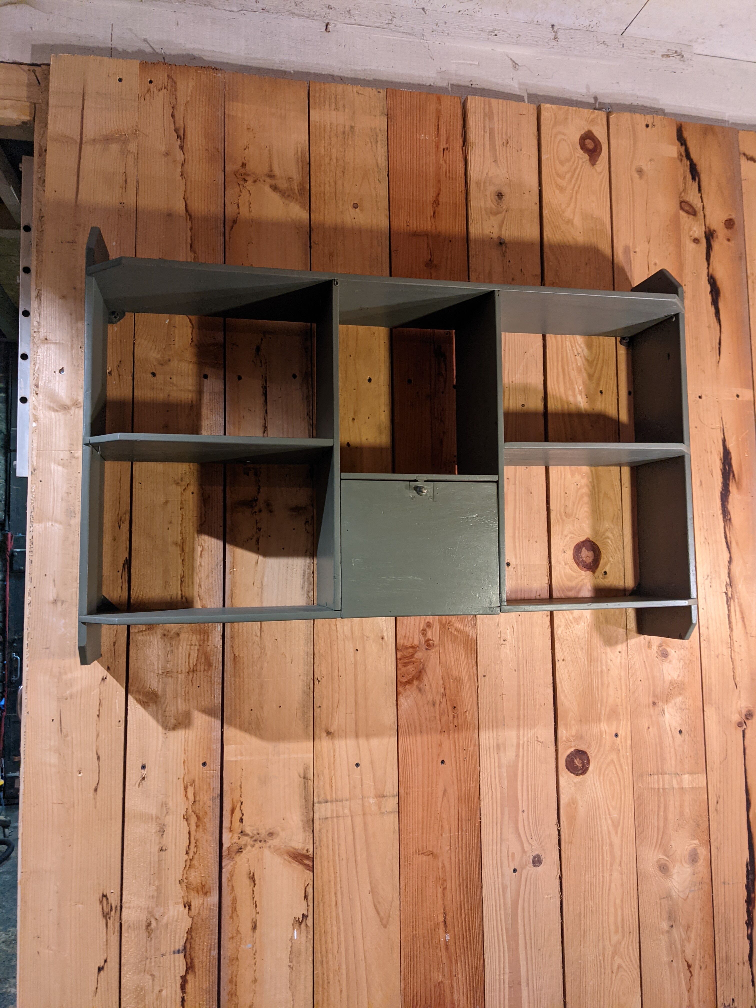 Wall shelf with lockers