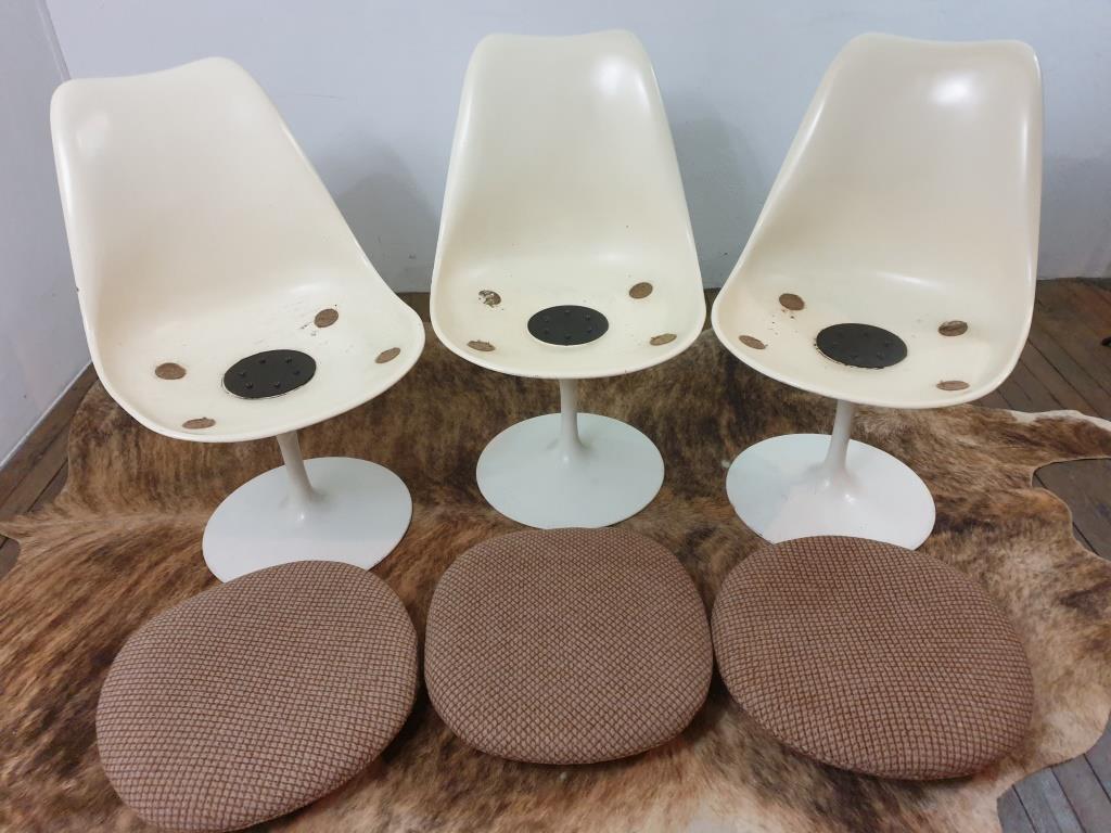 Chairs by Eero Saarinen, Knoll edition
