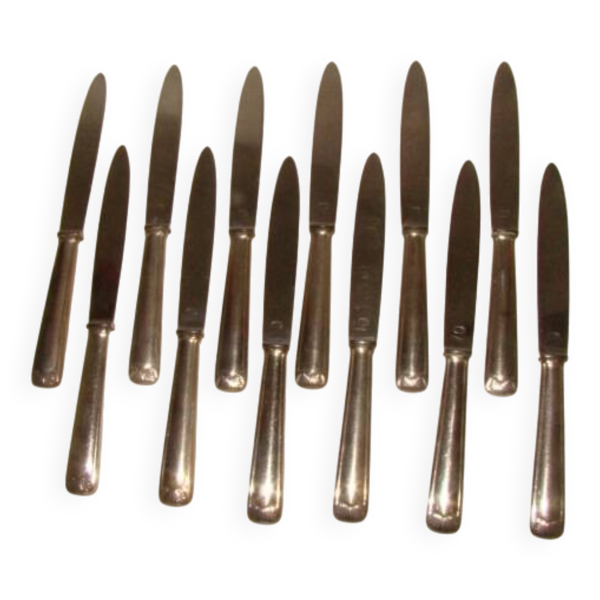 12 couteaux de table en métal argenté et inox, début XXème