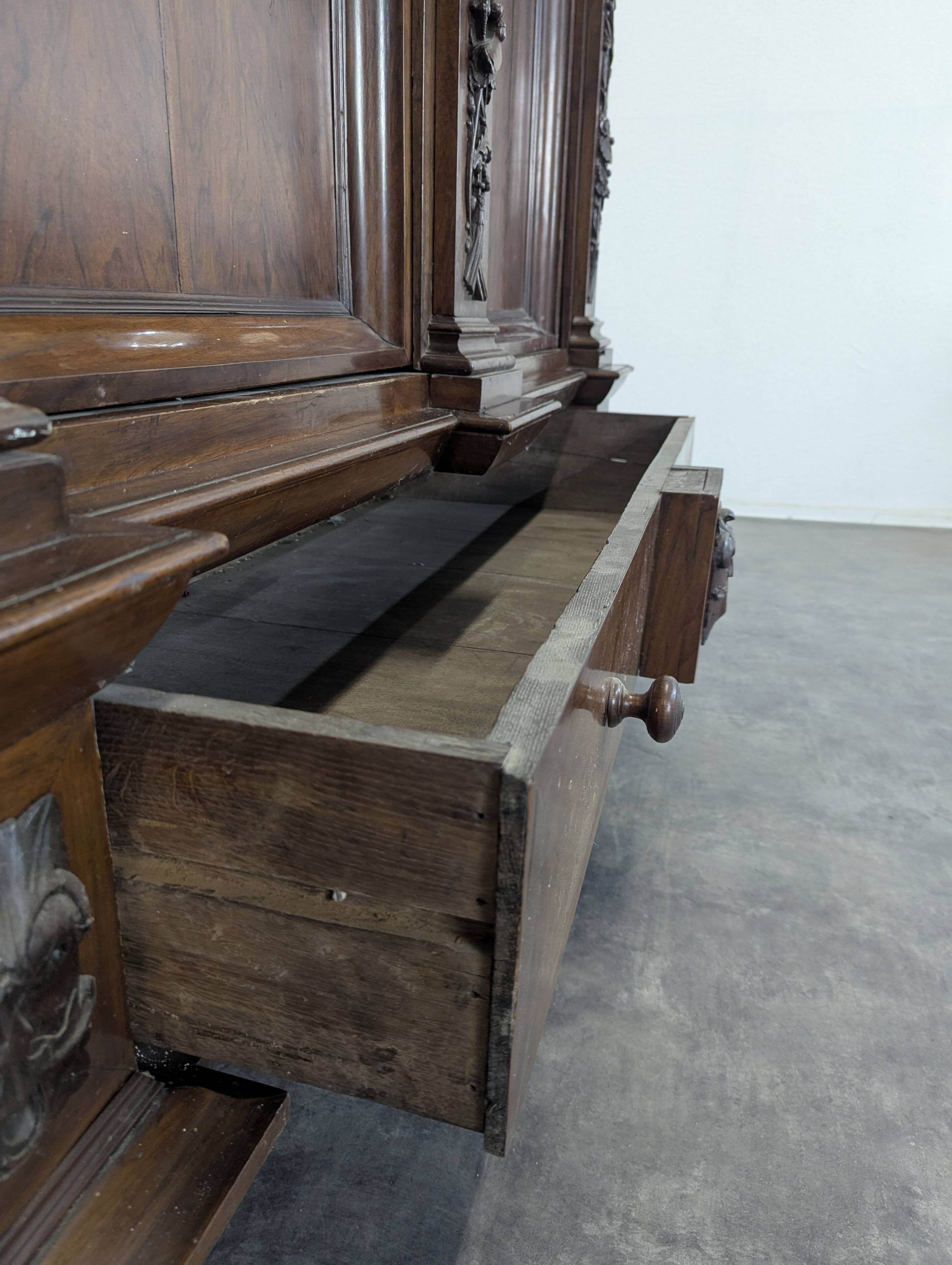 Kussenkast rosewood wardrobe from the late 17th century