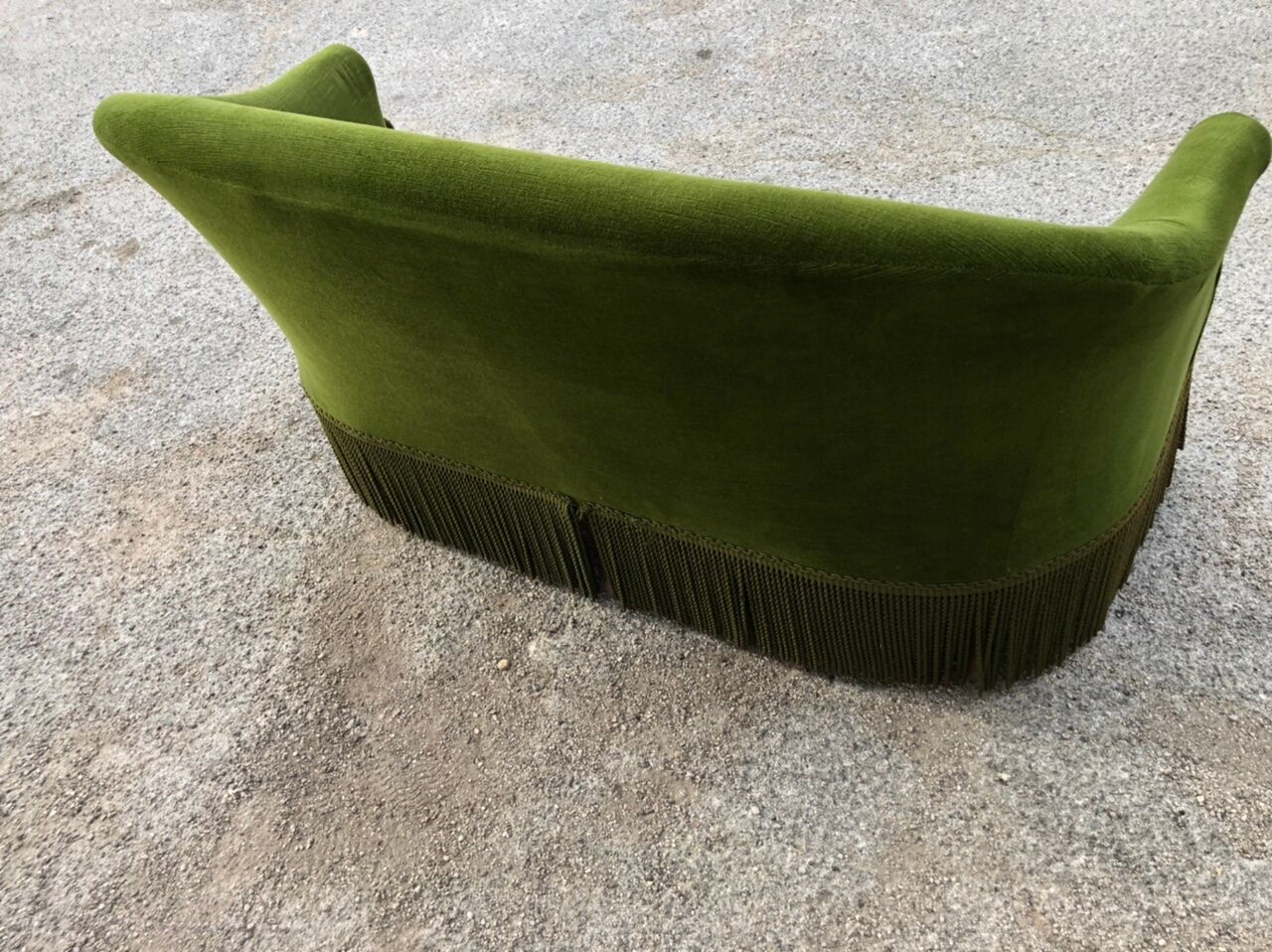 Toad sofa in green velvet