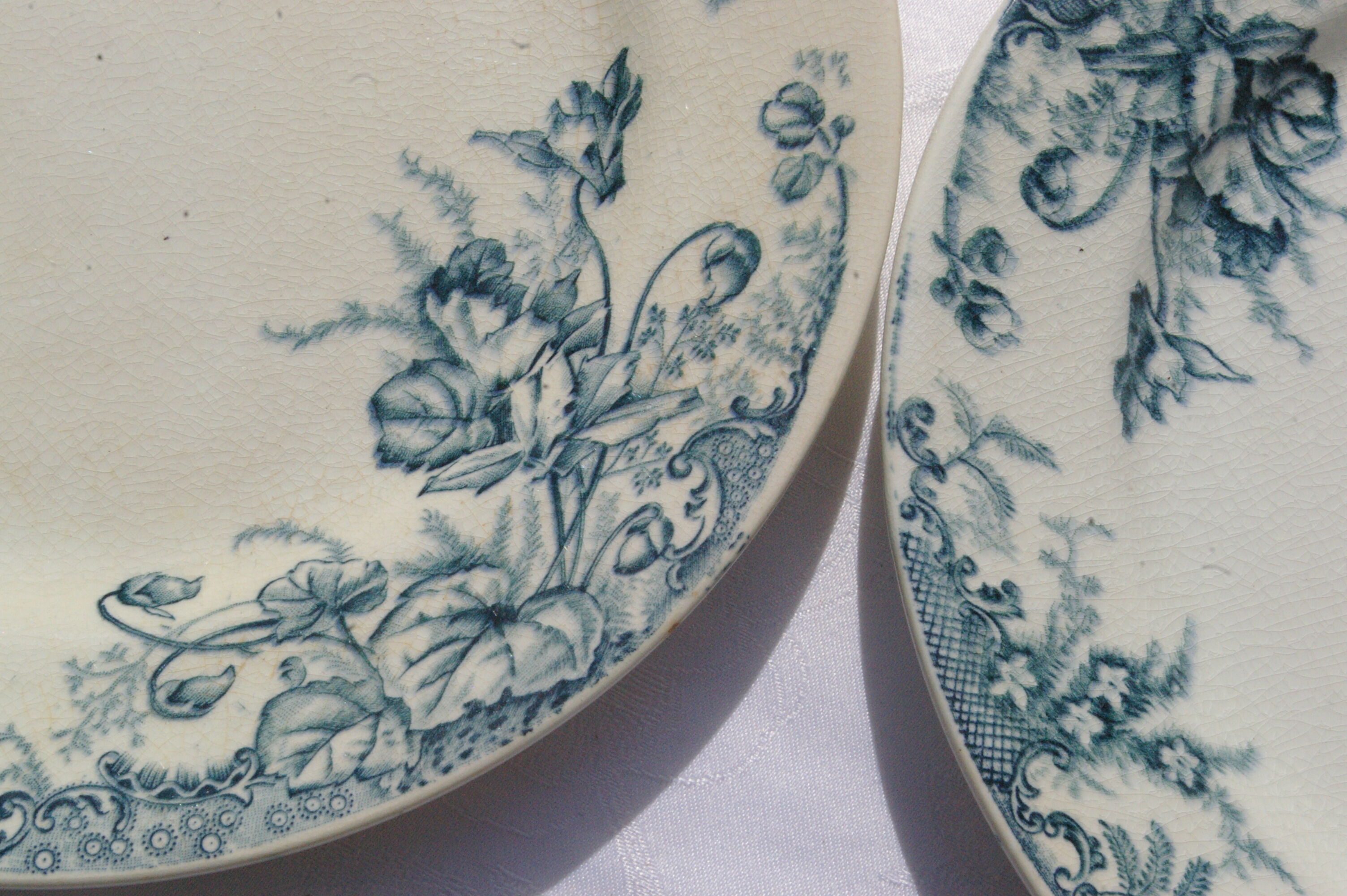 8 Flat plates in Clairefontaine Léon Grave earthenware Cyclamens model