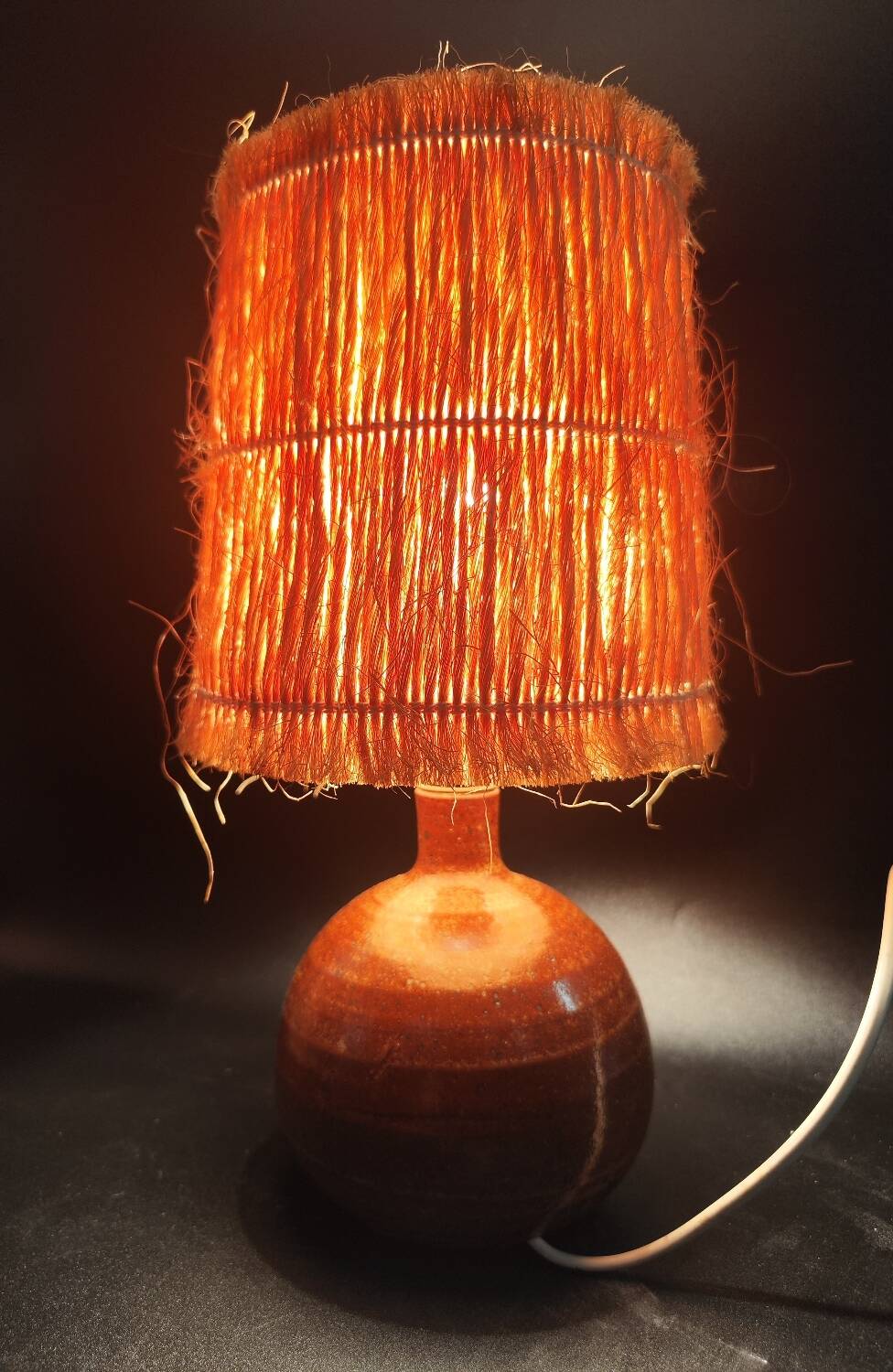 Lampe en céramique et abat-jour en paille, années 60
