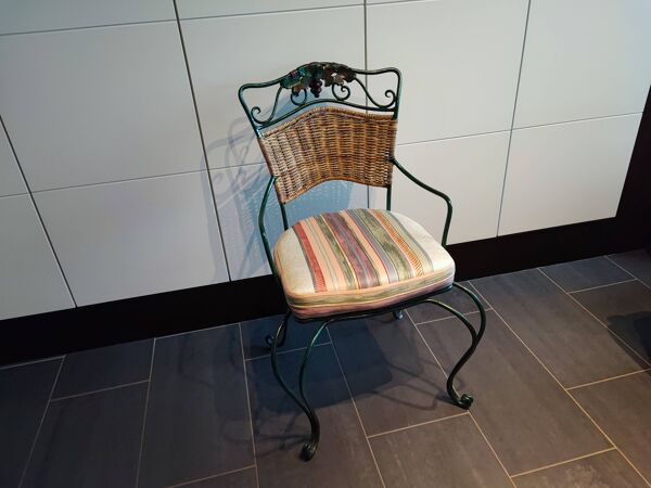 Chaise en métal et rotin avec un décor de vigne et raisin