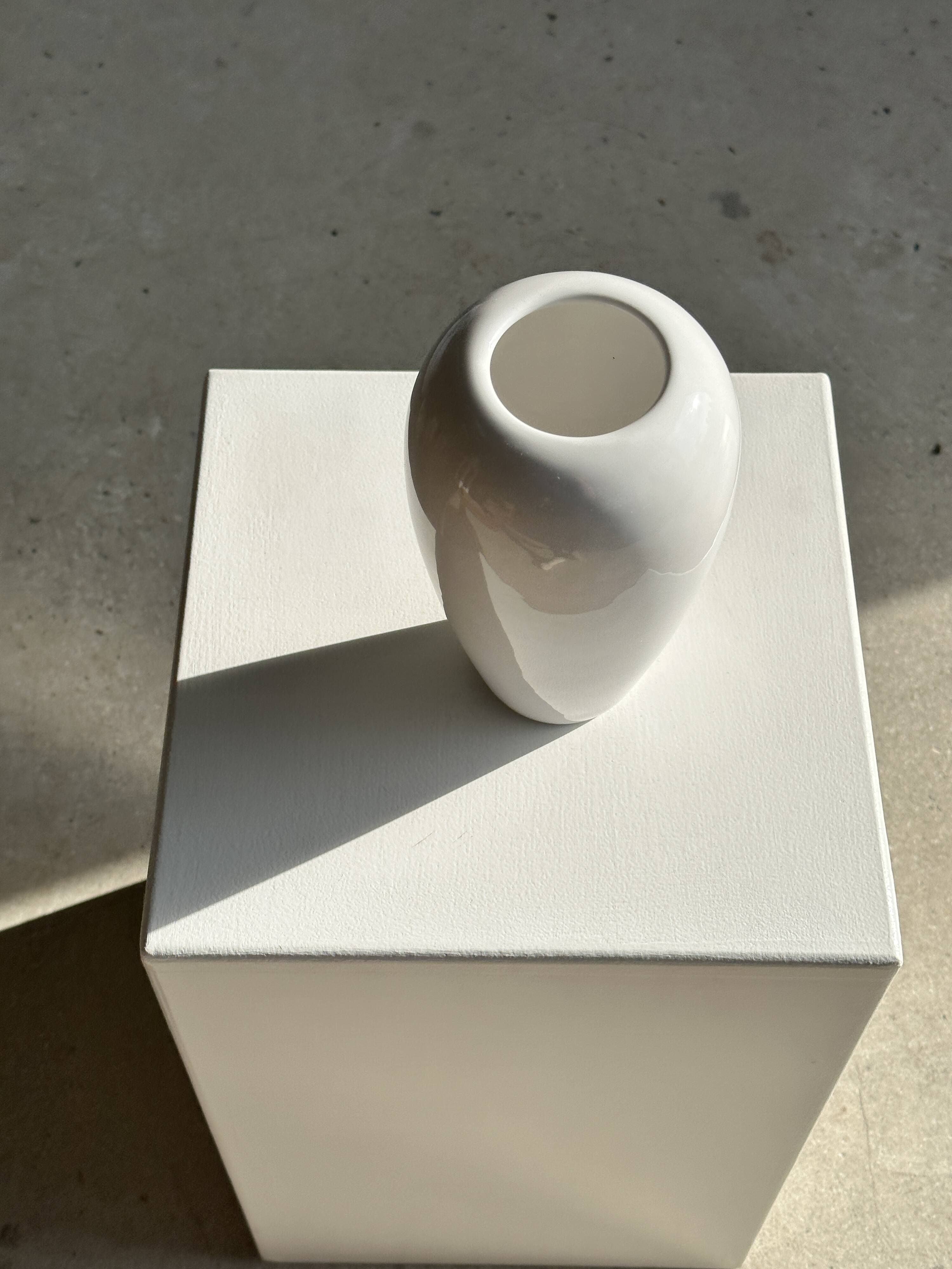 Oblong white vase H:20cm
