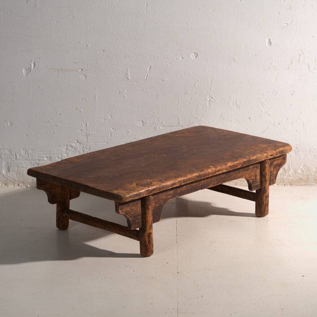 Table basse kang ancienne en bois d’orme – Chine, vers 1900