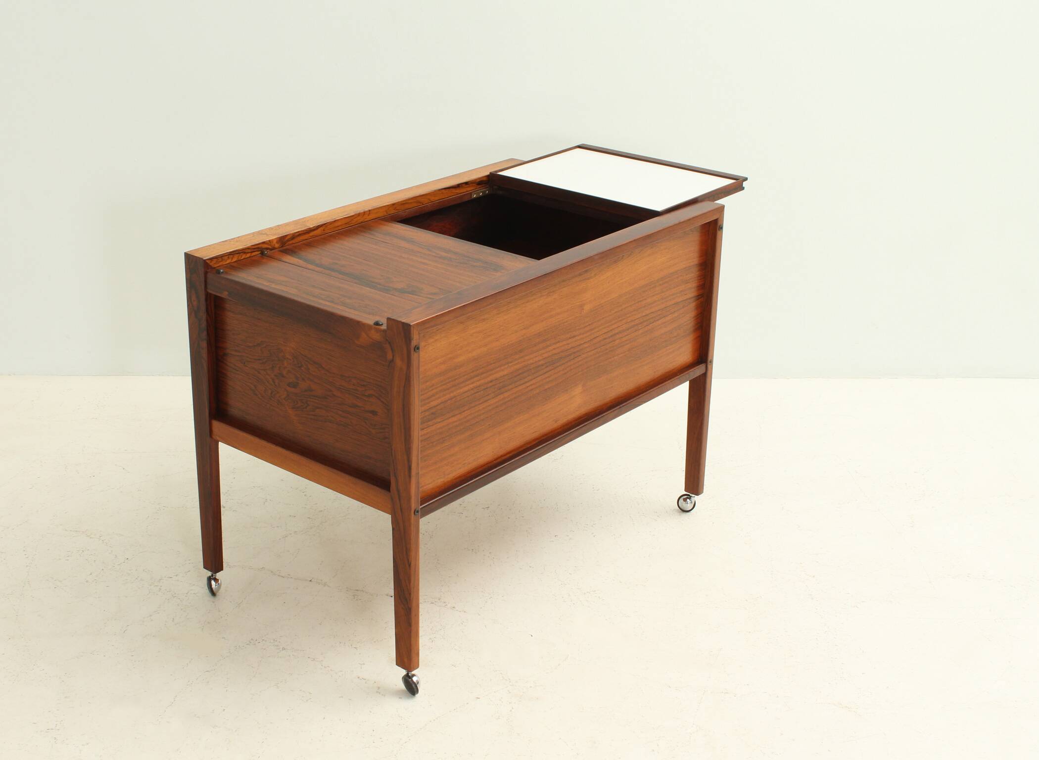 Rolling bar cabinet in rosewood by Dyrlund, Denmark, 1960s.