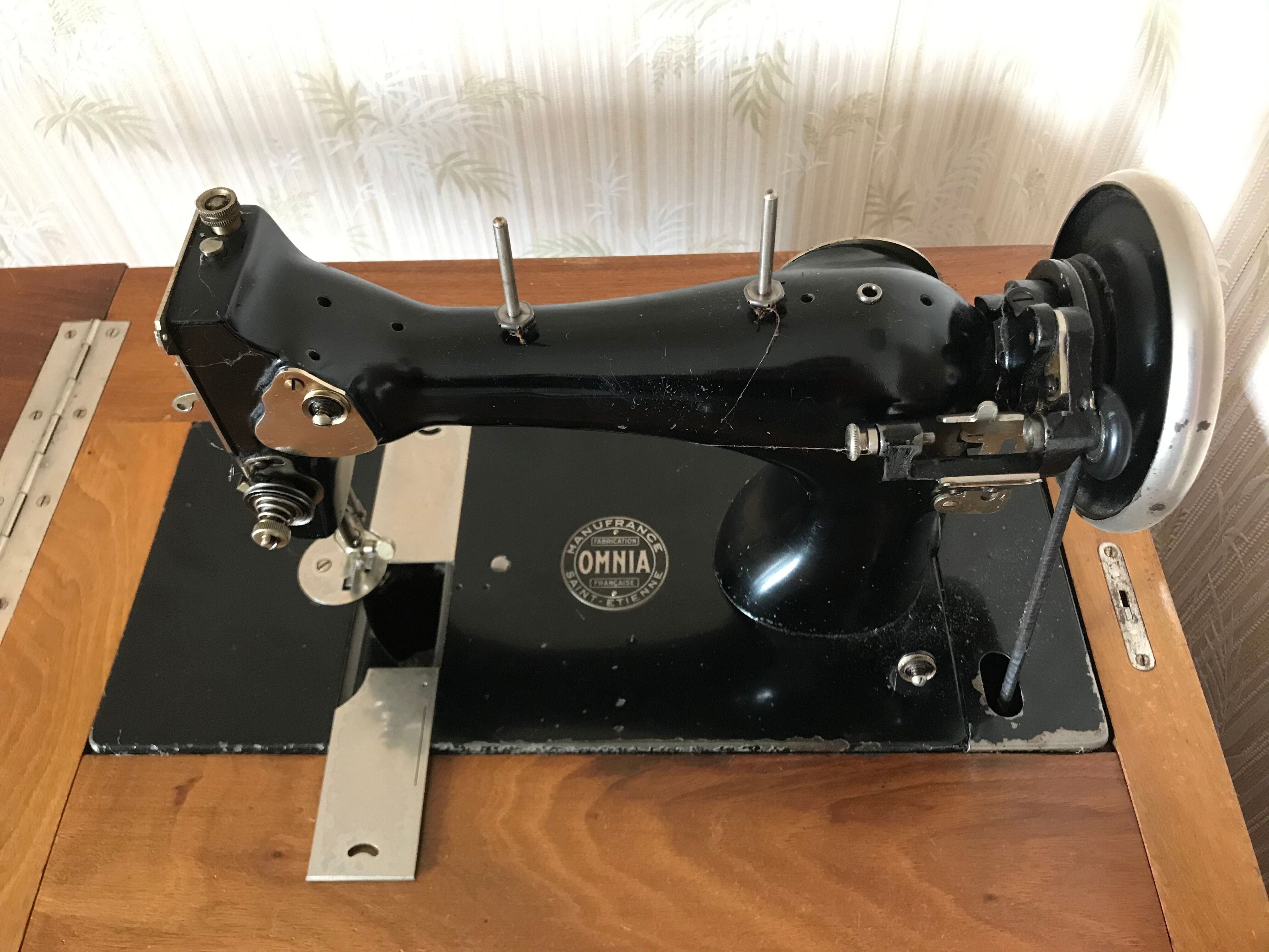 Machine à coudre ancienne à pédale Omnia Selency