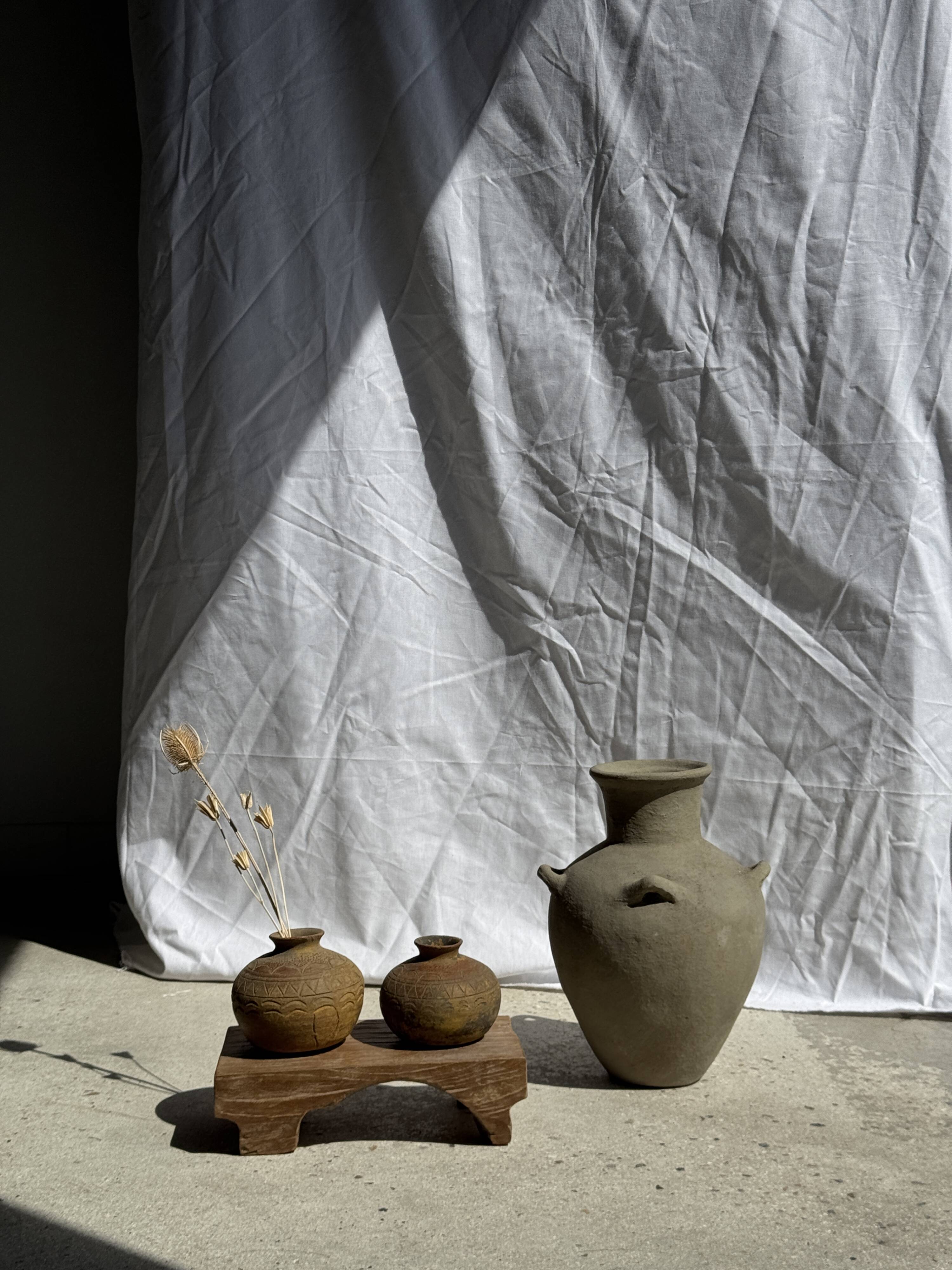 Small round ancient vase in engraved terracotta, Indonesian polychromy H10 D1