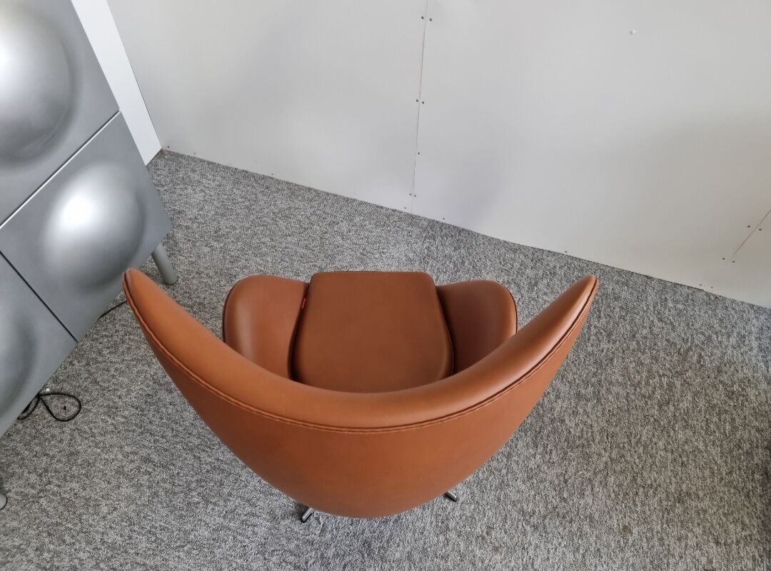 Pair of Arne Jacobsen Egg chairs by Fritz Hansen