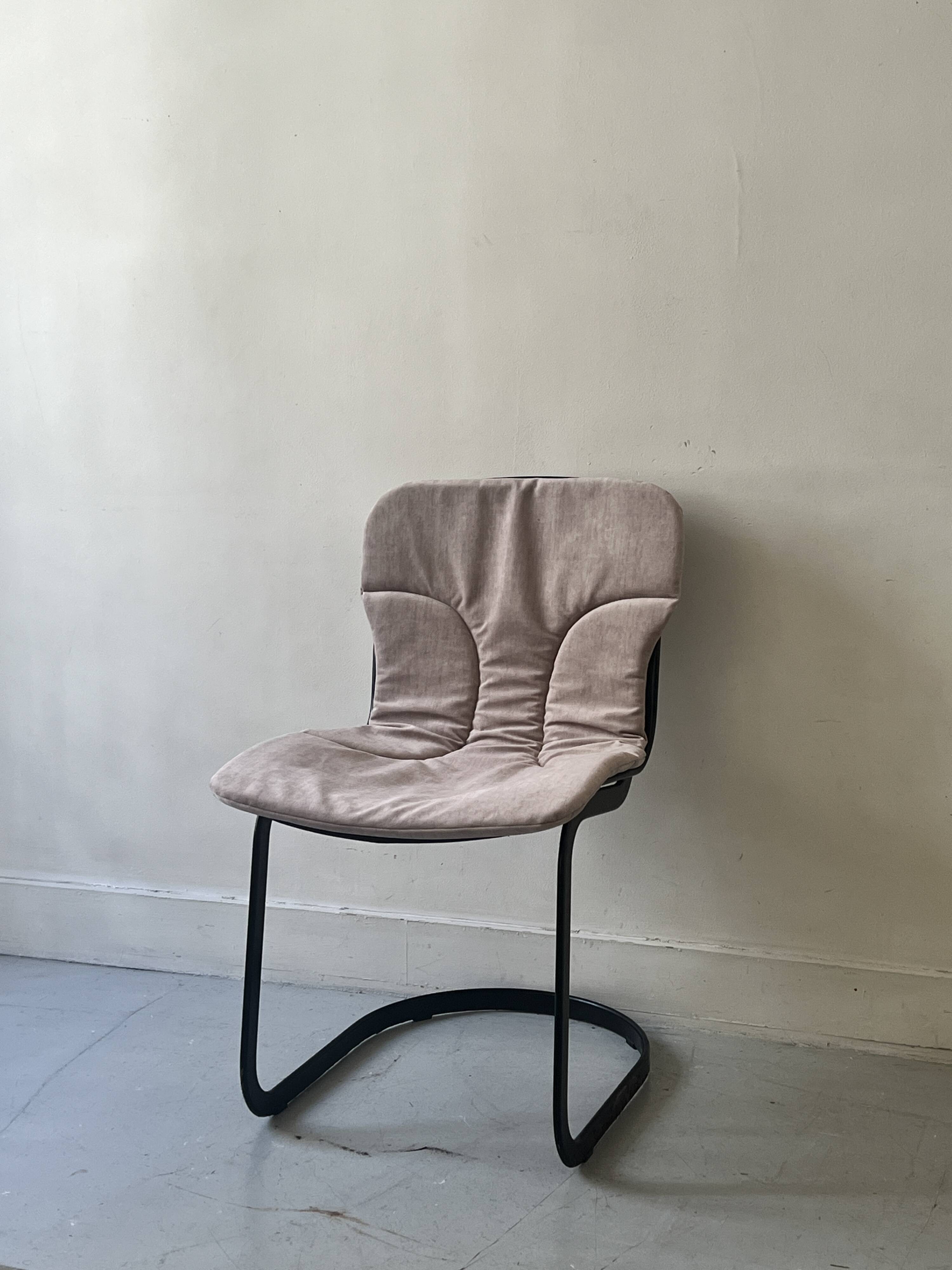 Cidue chair in black metal and short velvet, designed by Willy Rizzo in 1970.