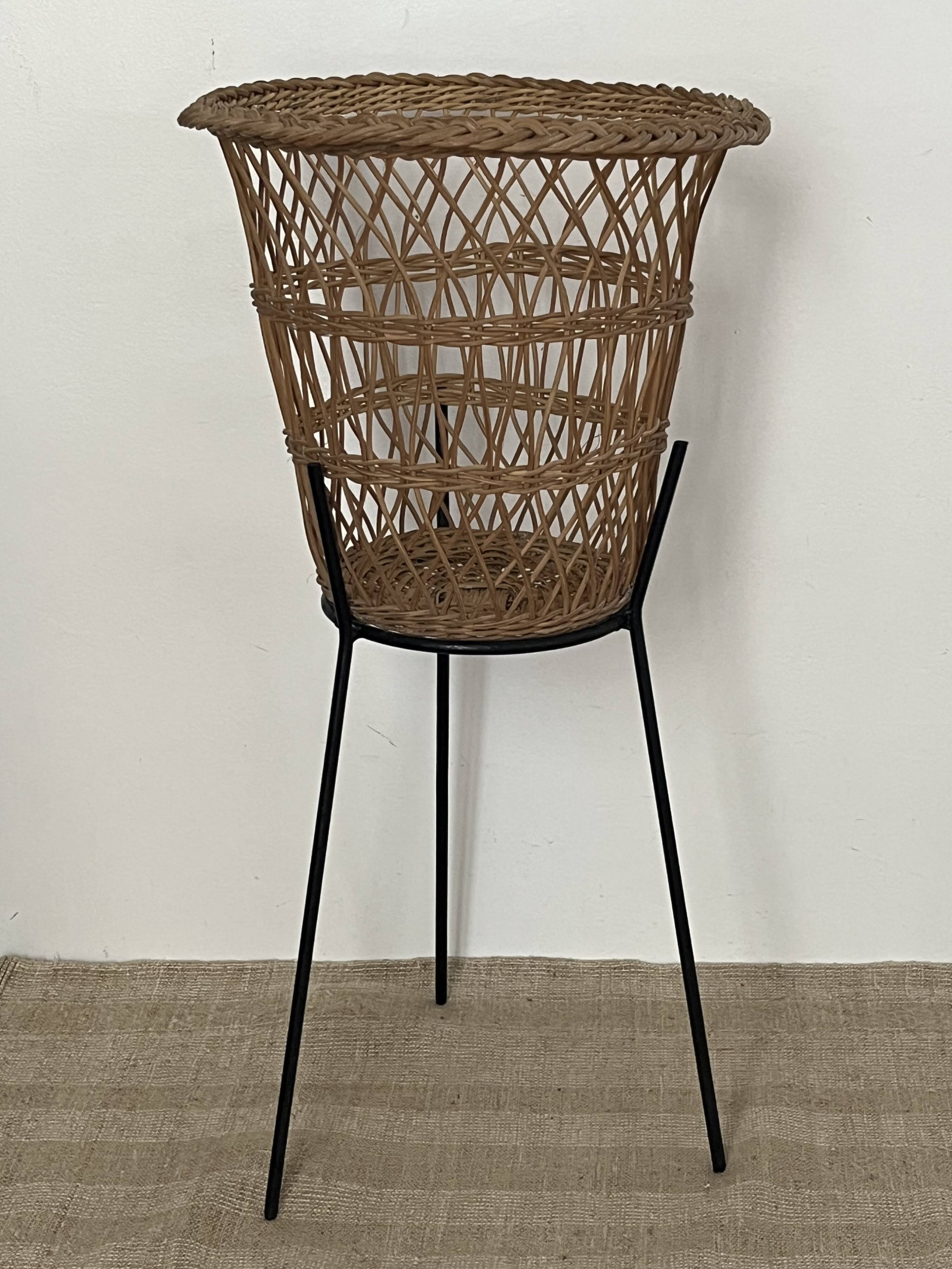 Woven wicker basket/tripod basket