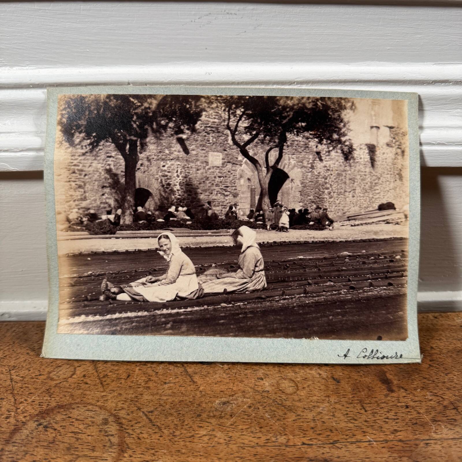 Photo album mounted on cardboard of two women in Collioure, 19th century.