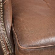 Ensemble de 2 fauteuils à oreilles en cuir de vache de style anglais.