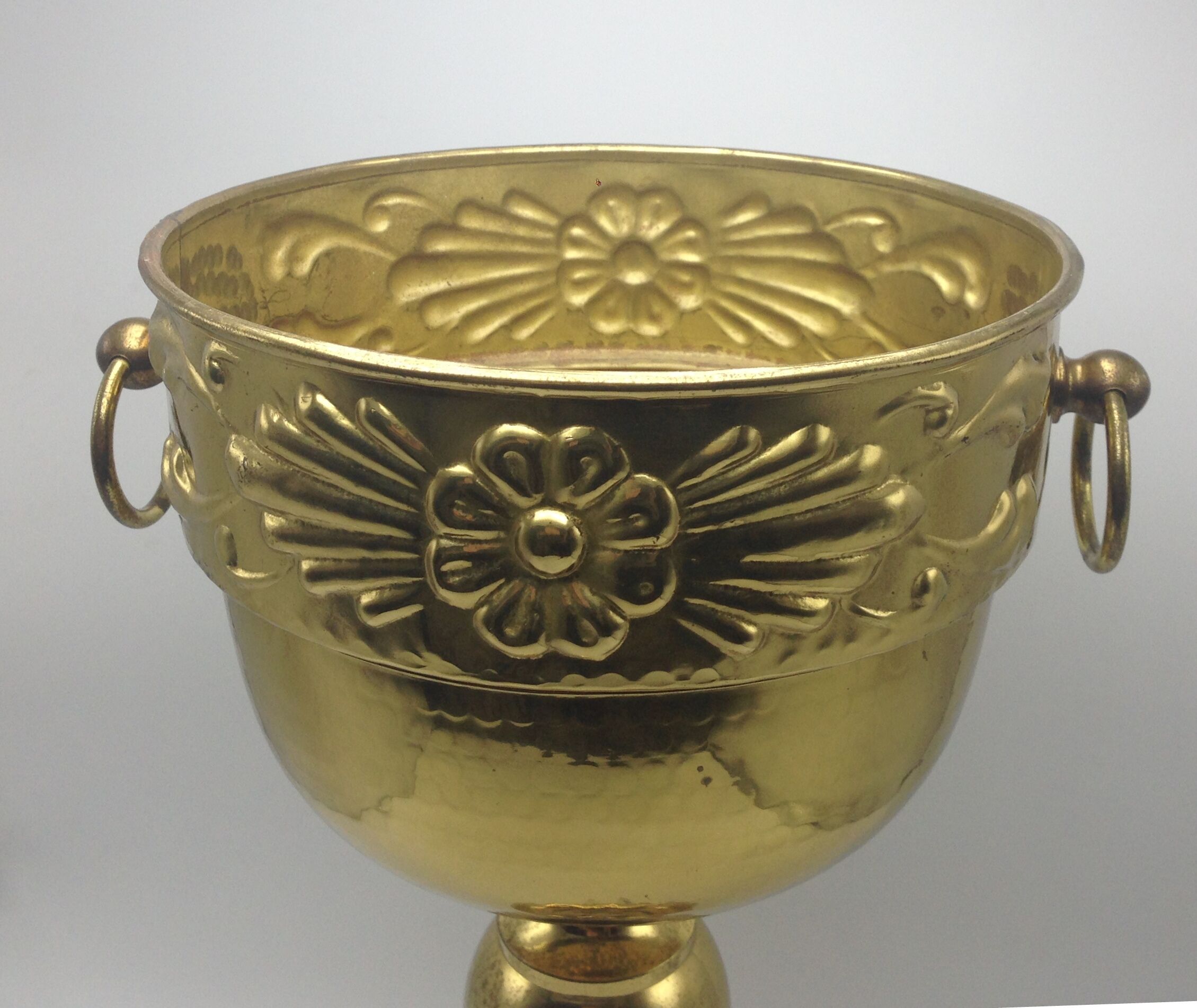Old planter on foot in hammered brass pushed back height 44 cm