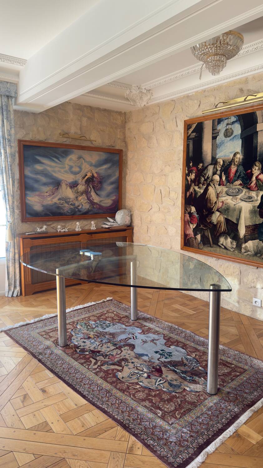 Table ghibli en verre avec 8 chaises parisiennes pieds sabrés roche bobois